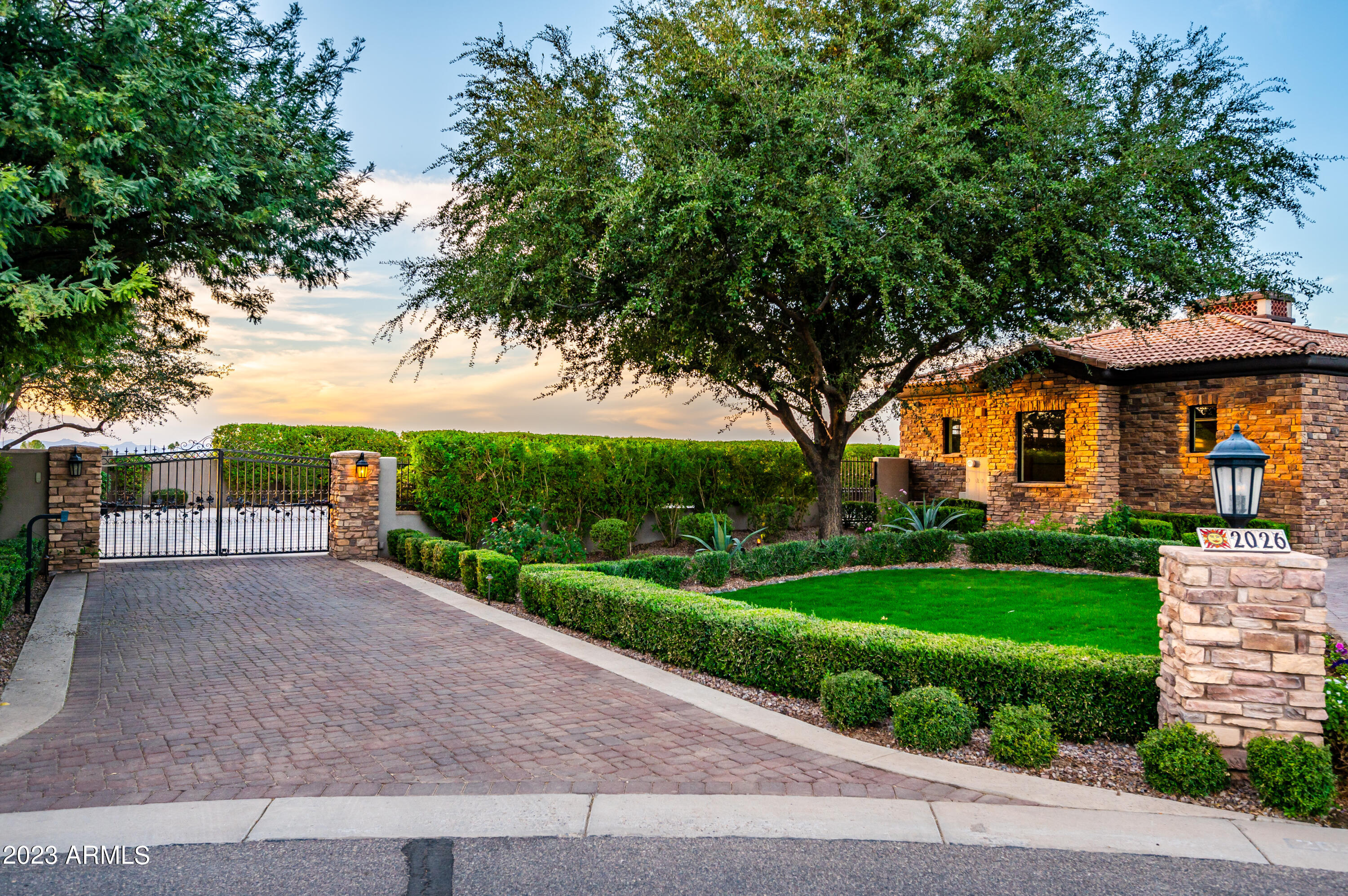 2026 E AVENIDA DEL VALLE Court