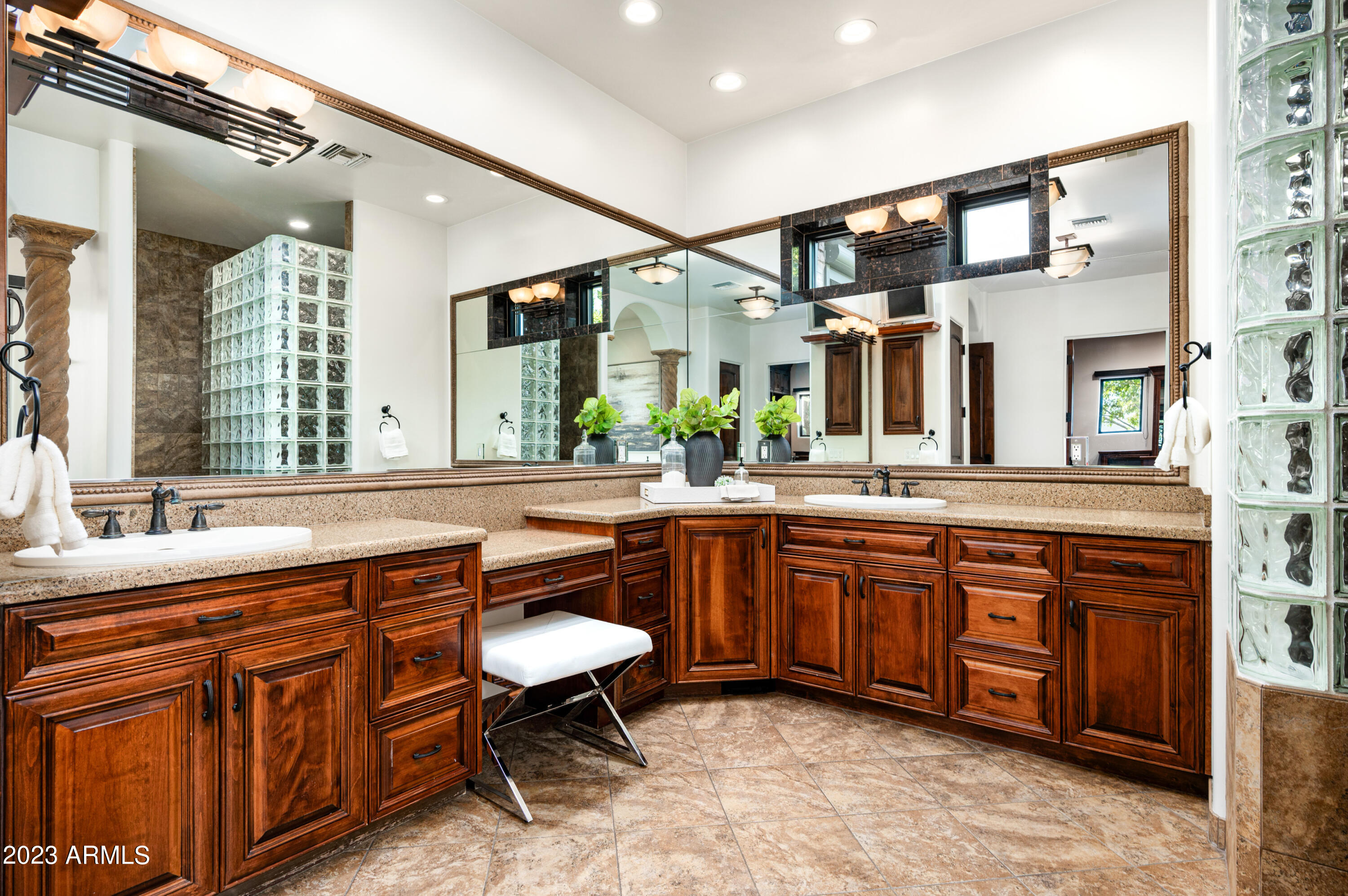 2026 E AVENIDA DEL VALLE Court