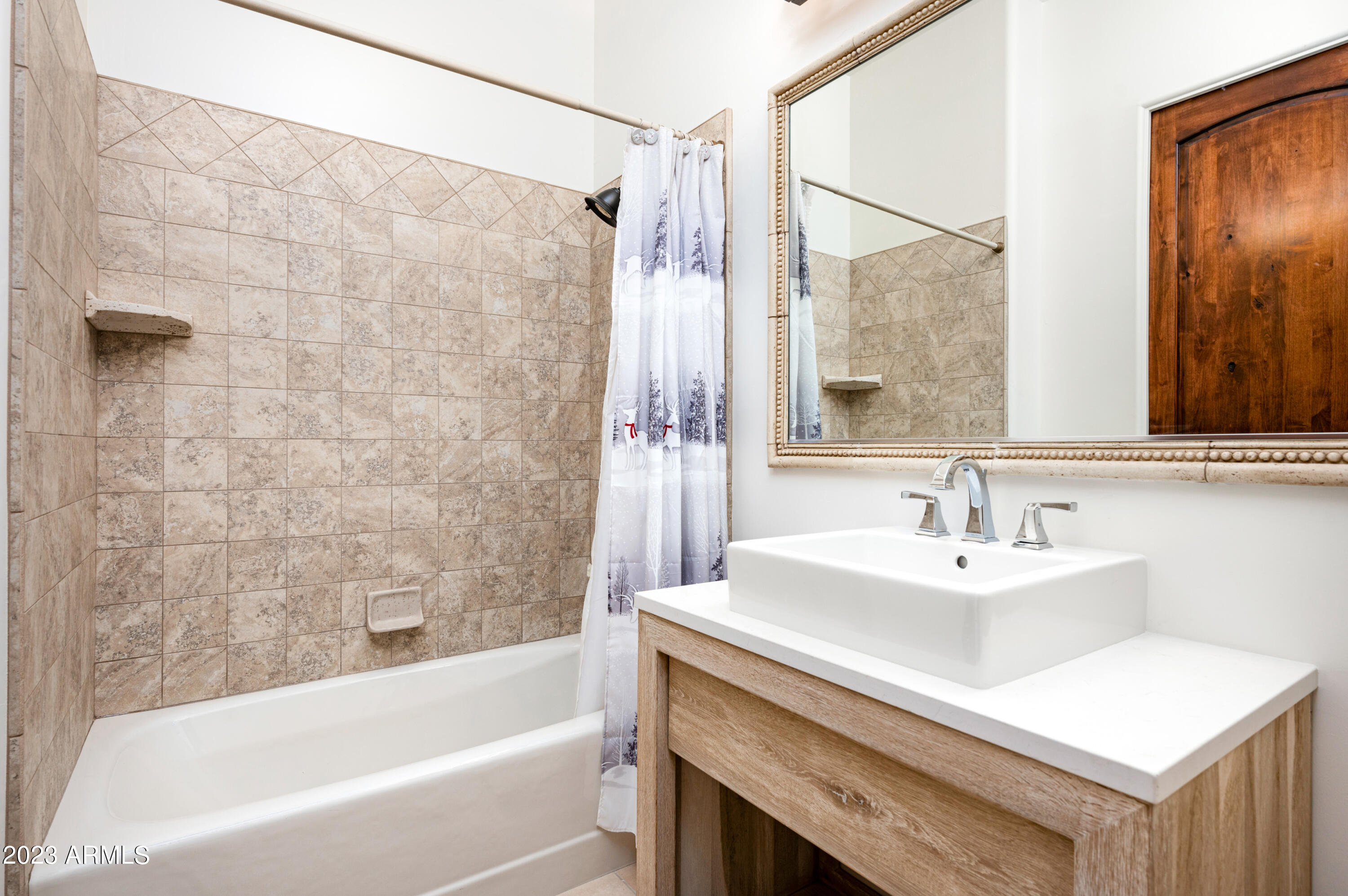 2026 E AVENIDA DEL VALLE Court