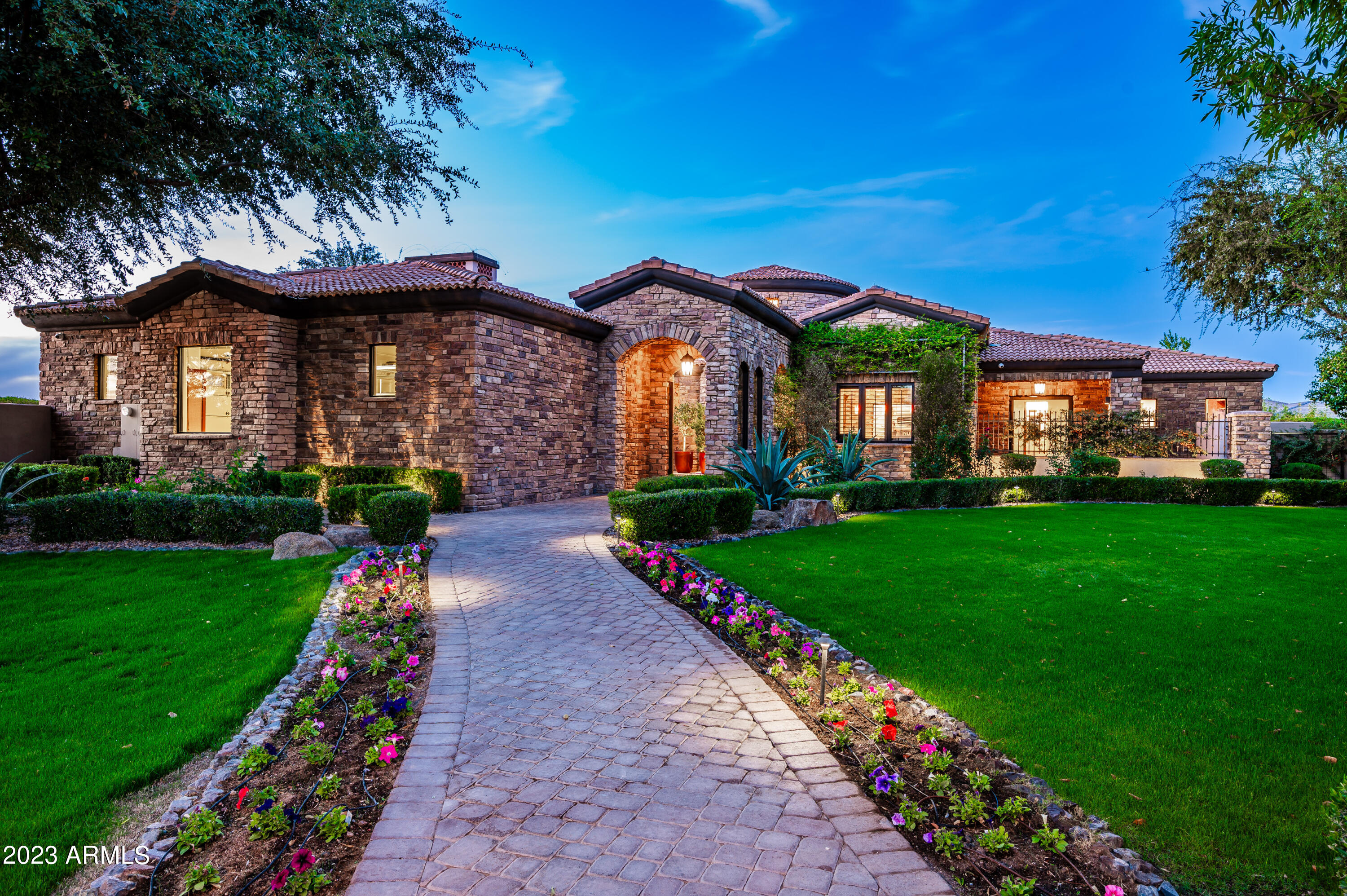 2026 E AVENIDA DEL VALLE Court