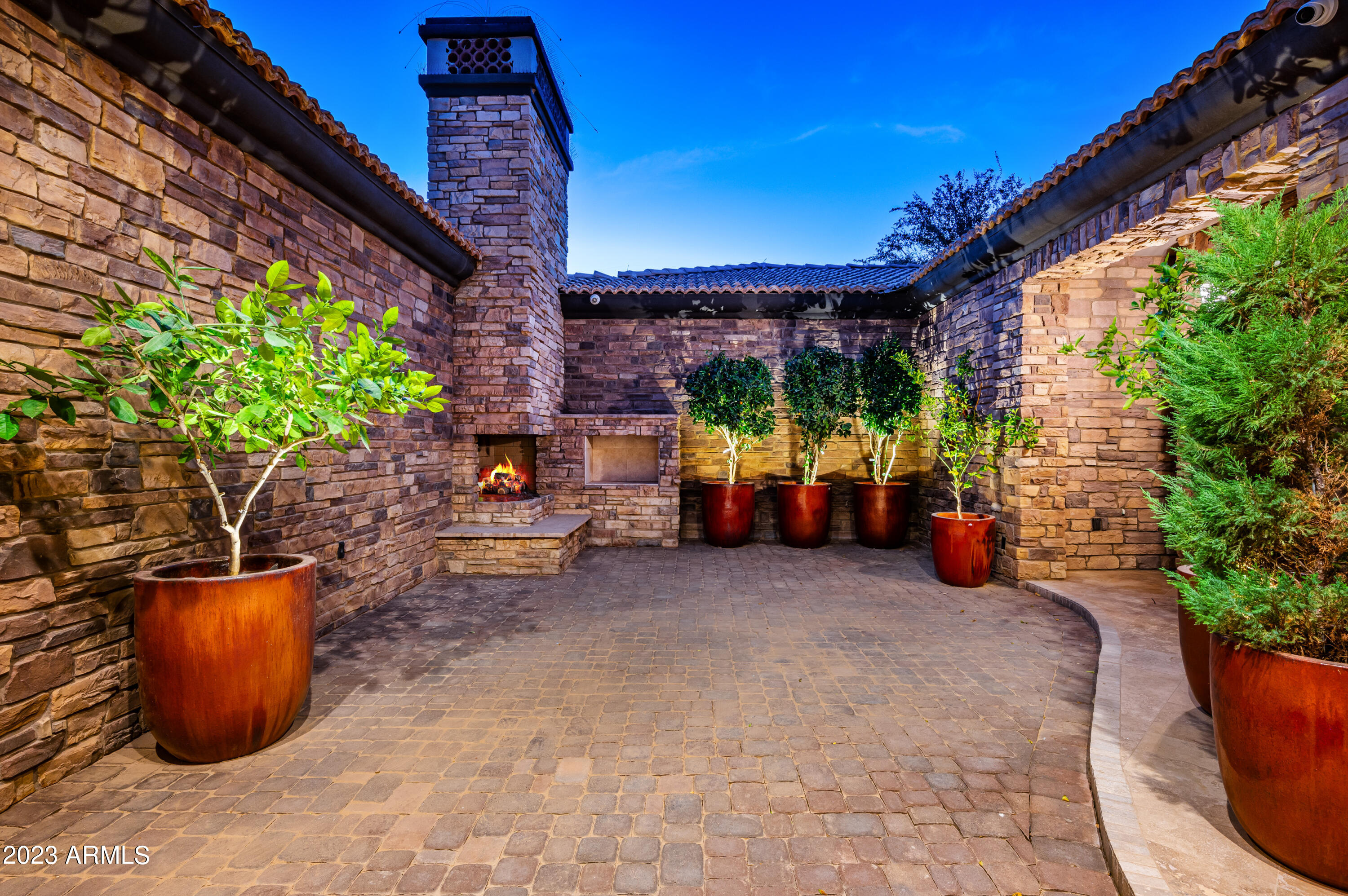 2026 E AVENIDA DEL VALLE Court