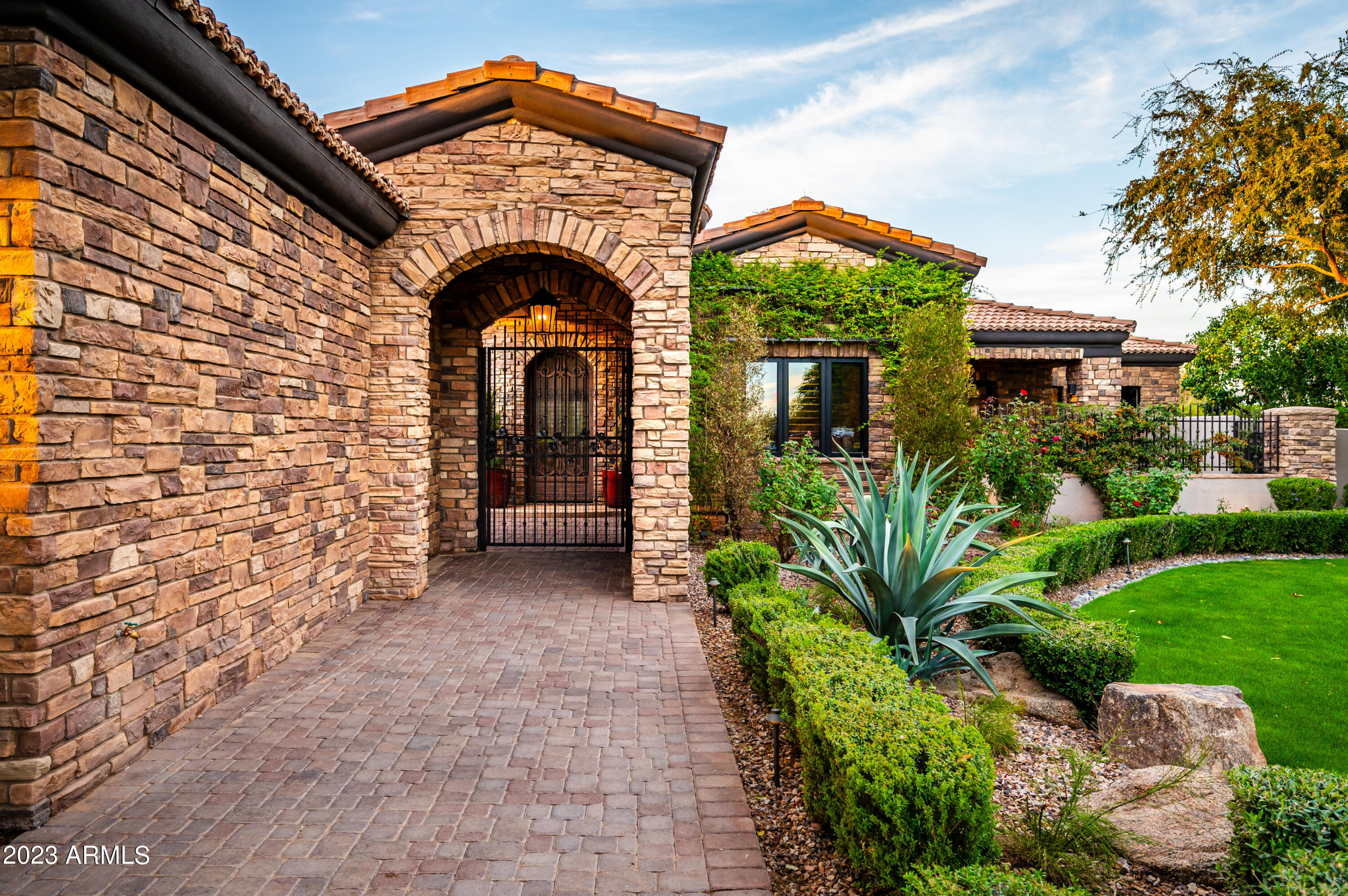 2026 E AVENIDA DEL VALLE Court