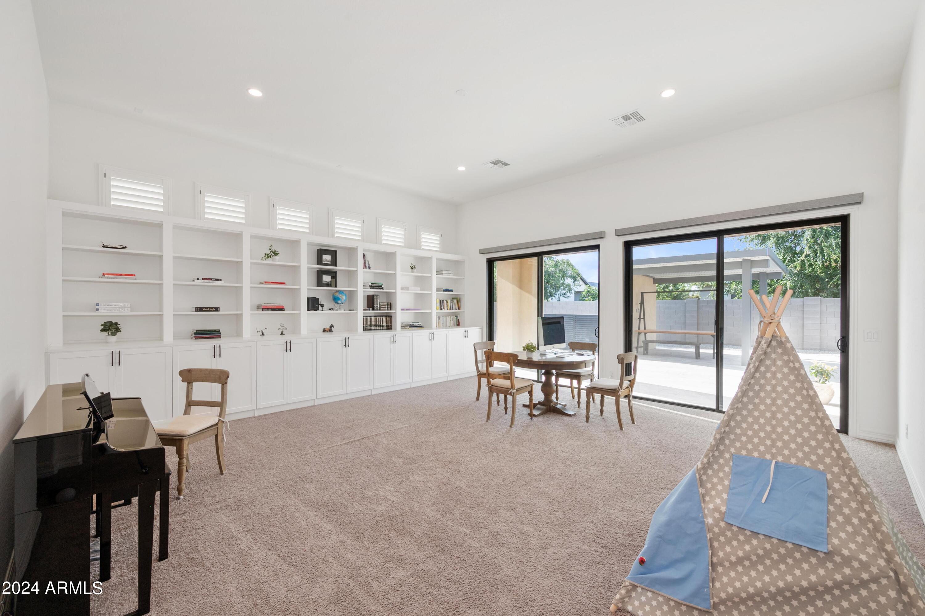 2748 E HUMMINGBIRD Way