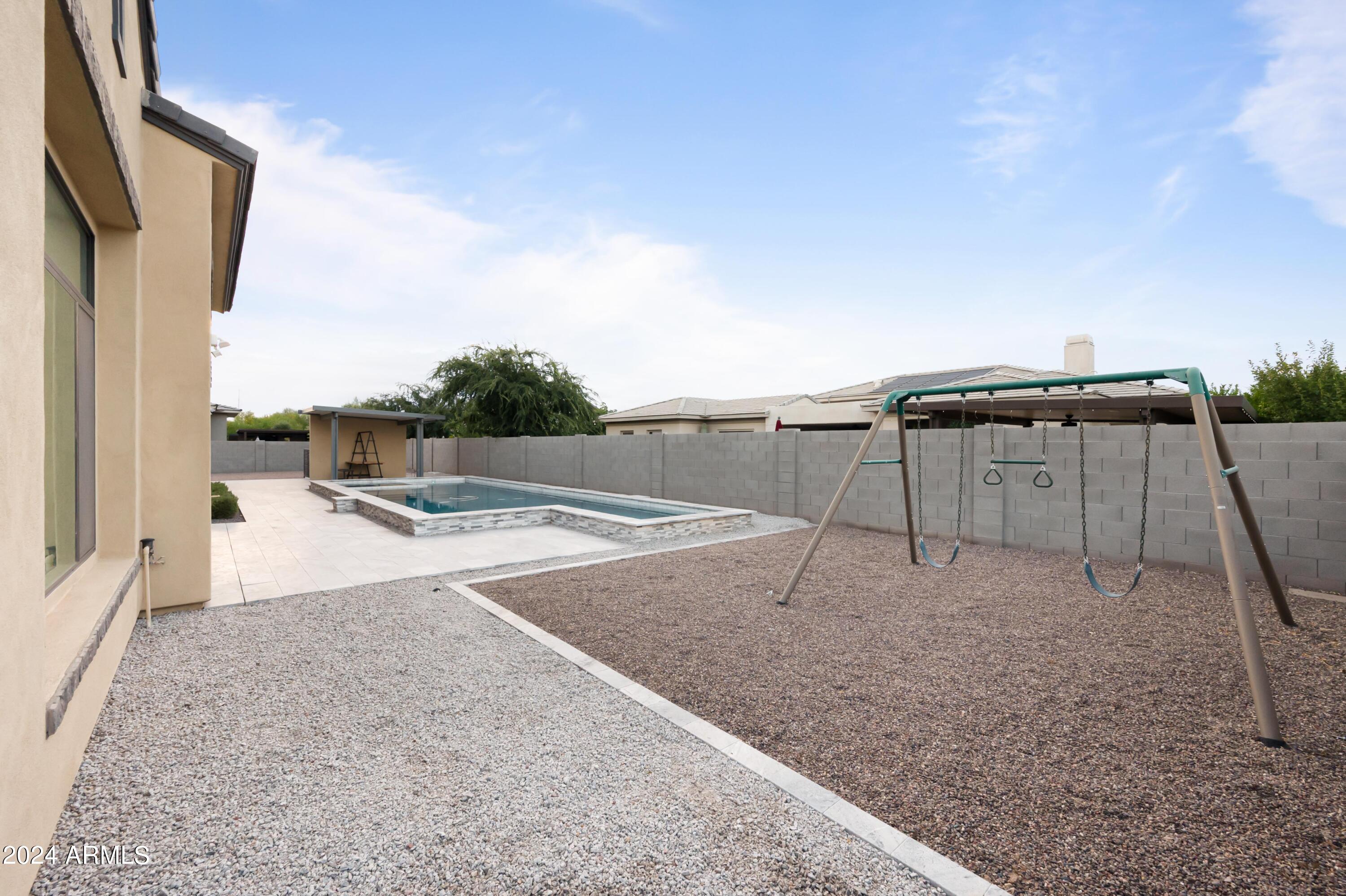 2748 E HUMMINGBIRD Way