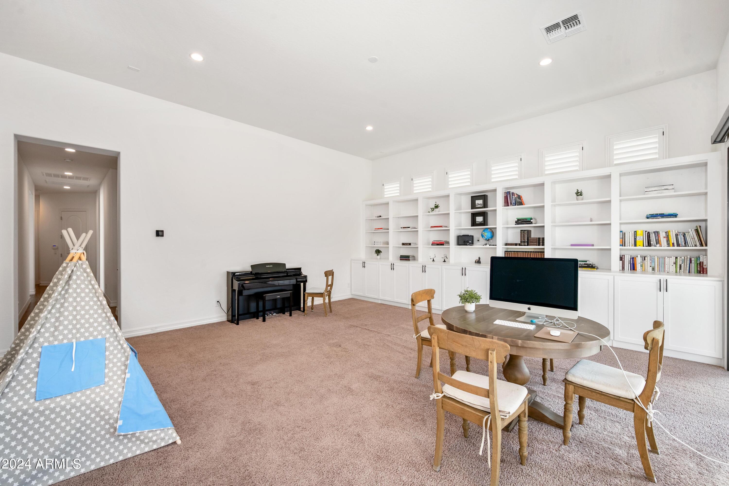 2748 E HUMMINGBIRD Way