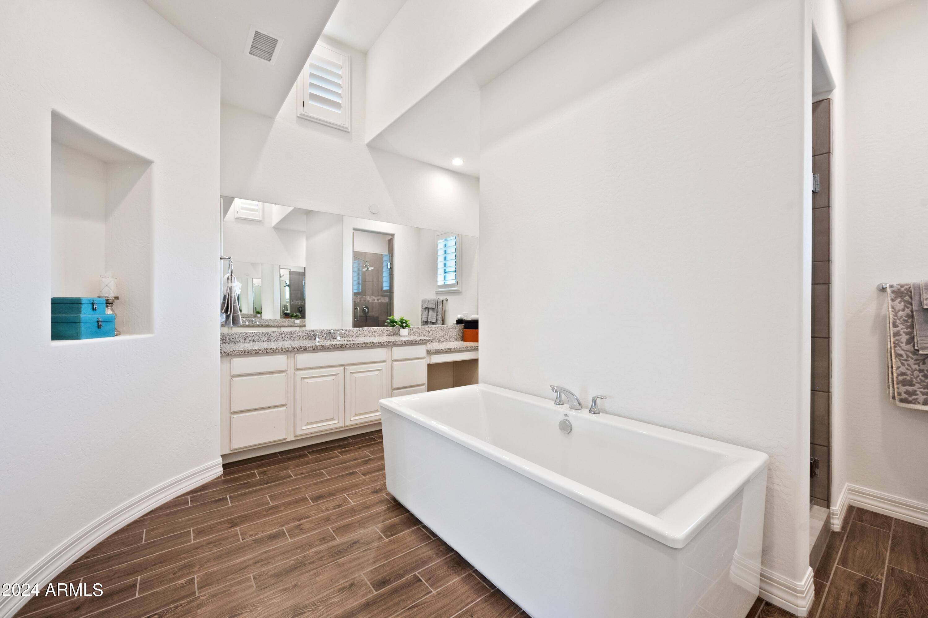 2748 E HUMMINGBIRD Way