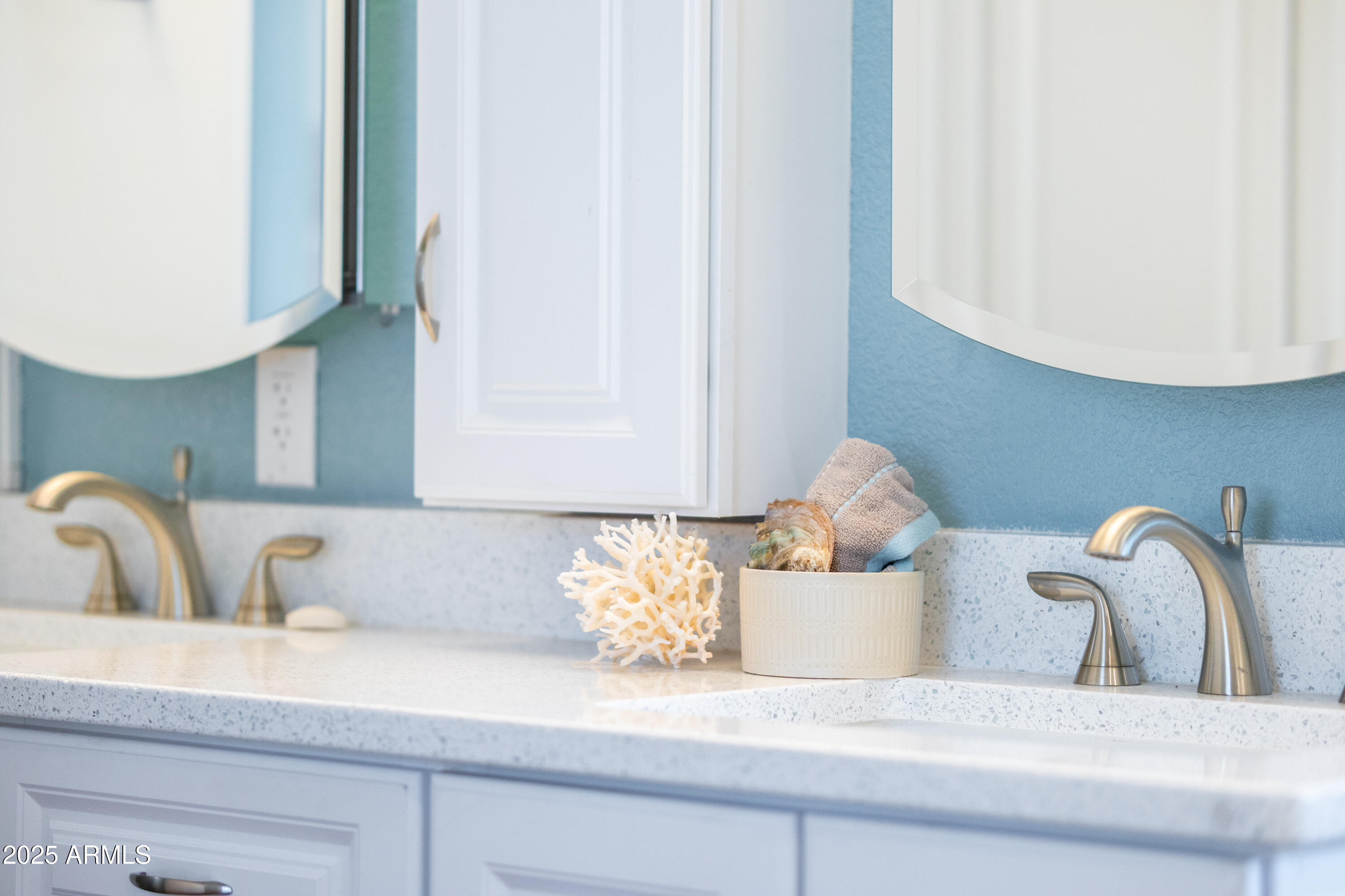 6819 E GRANDVIEW Drive