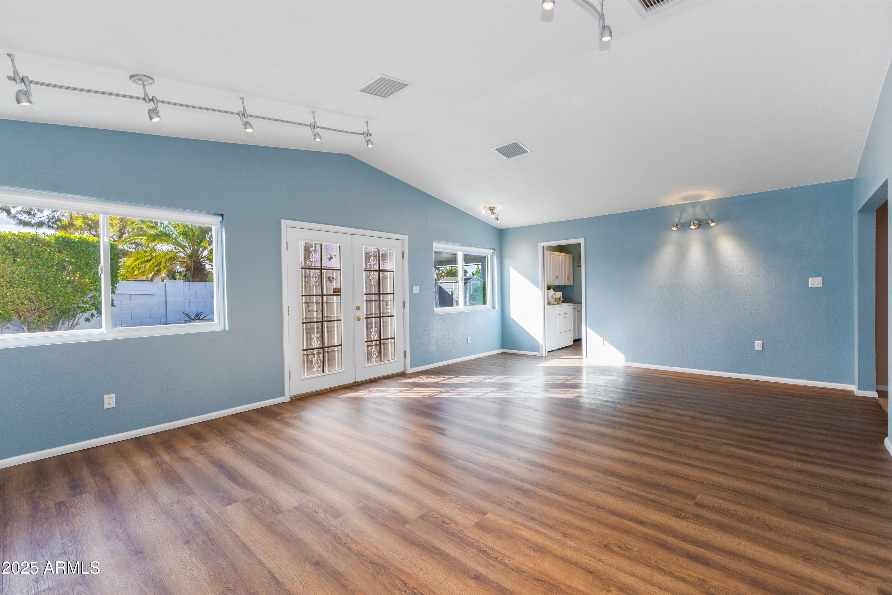 6819 E GRANDVIEW Drive