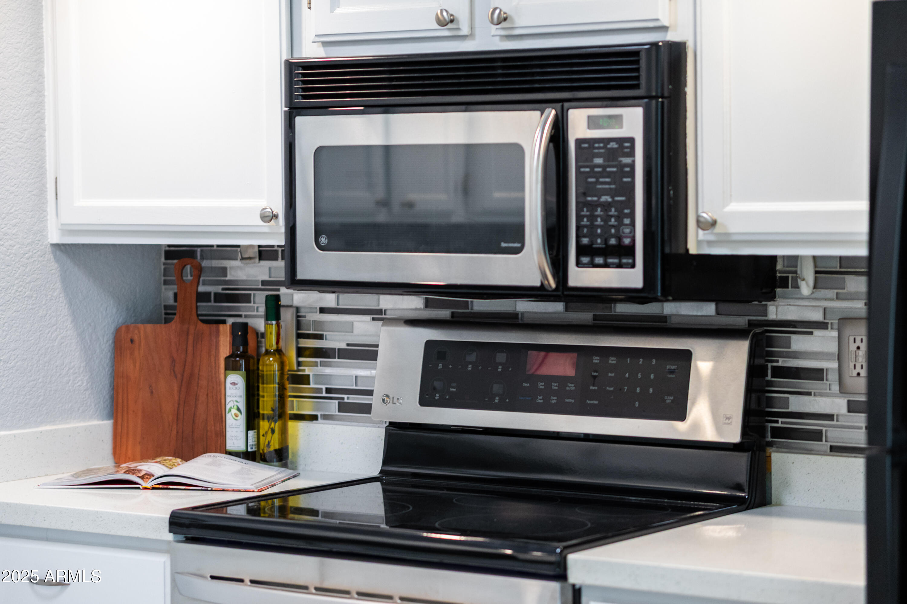 6819 E GRANDVIEW Drive