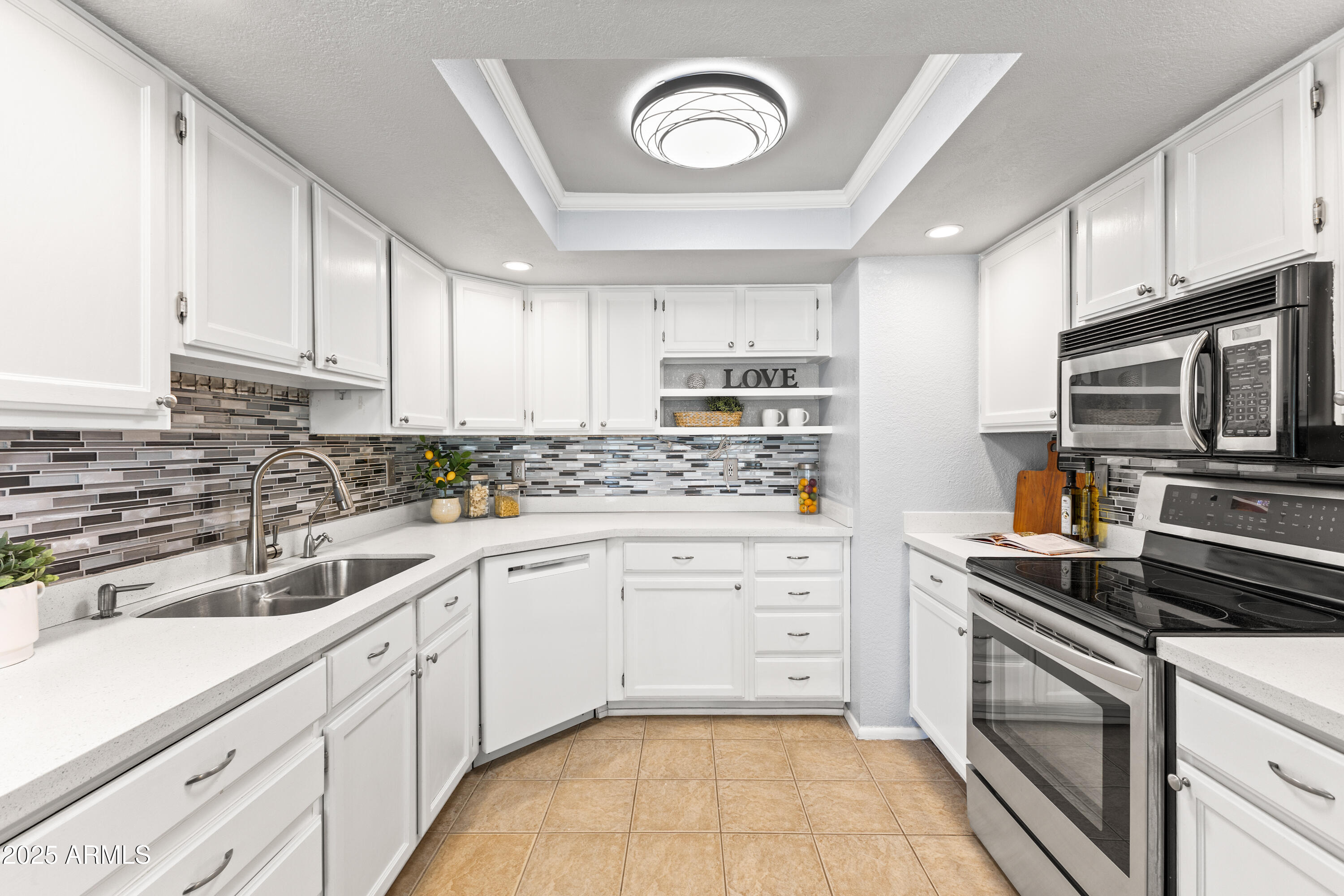 6819 E GRANDVIEW Drive