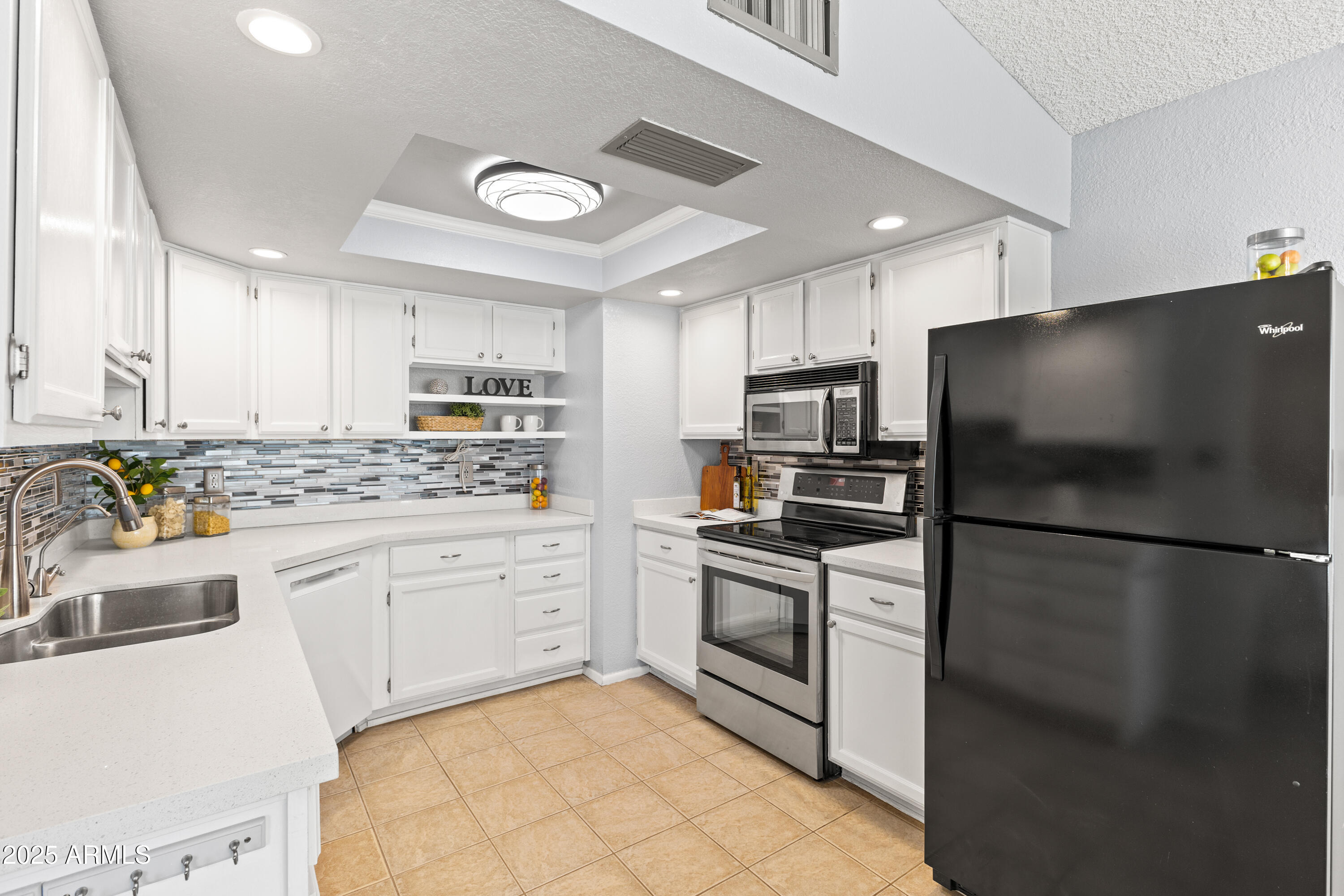 6819 E GRANDVIEW Drive