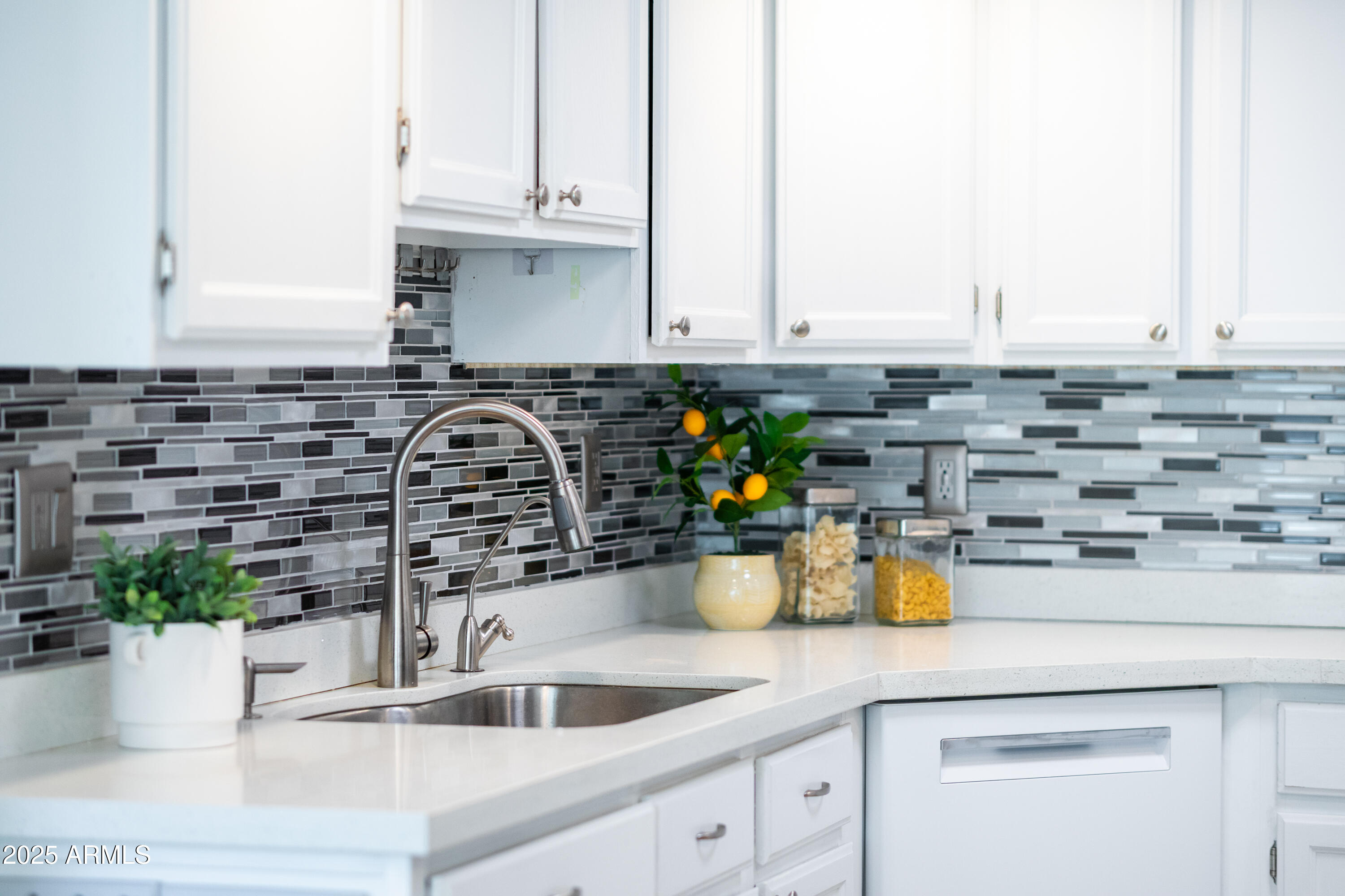 6819 E GRANDVIEW Drive