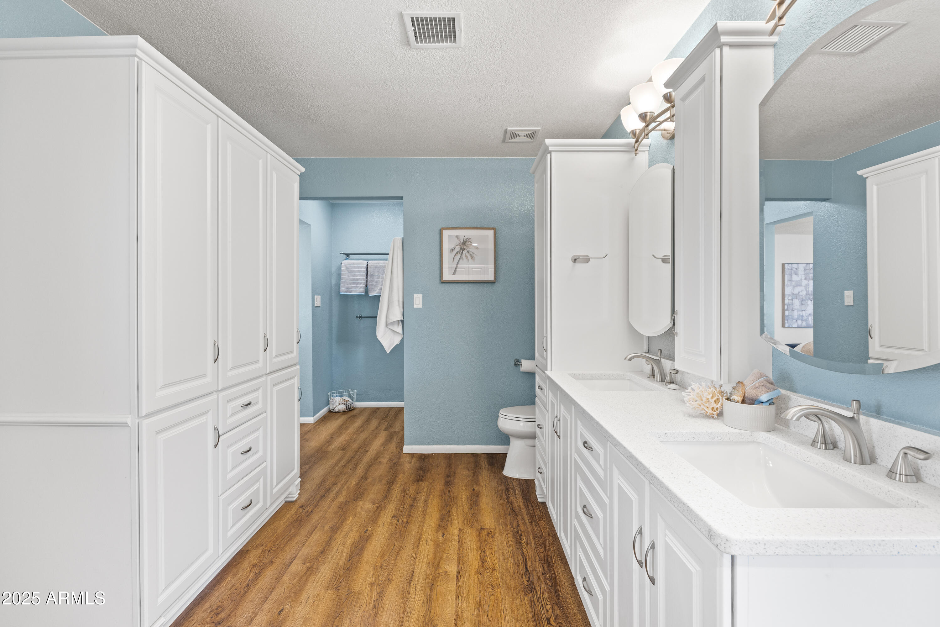 6819 E GRANDVIEW Drive