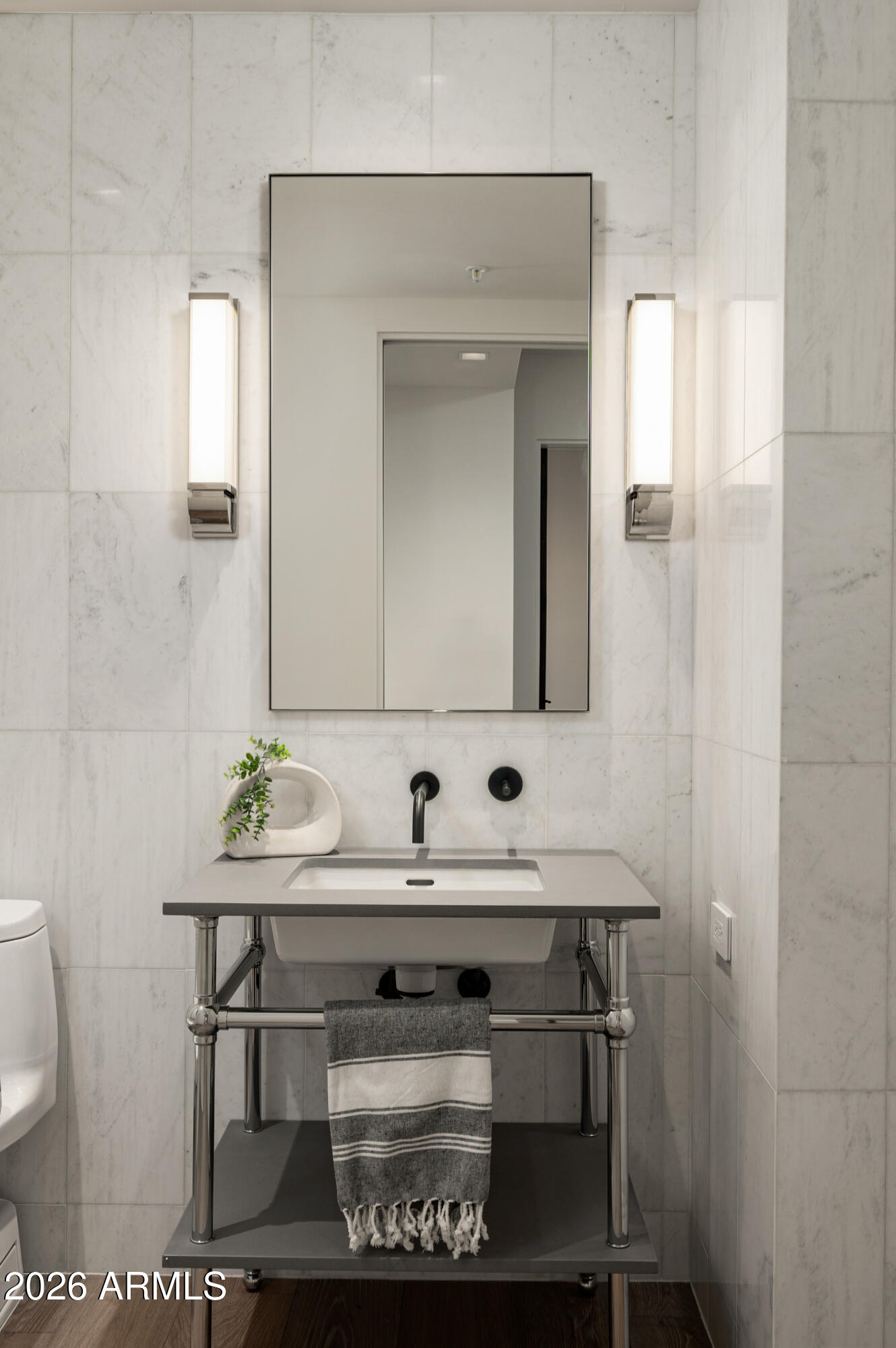 6587 N Palmeraie Boulevard 2002