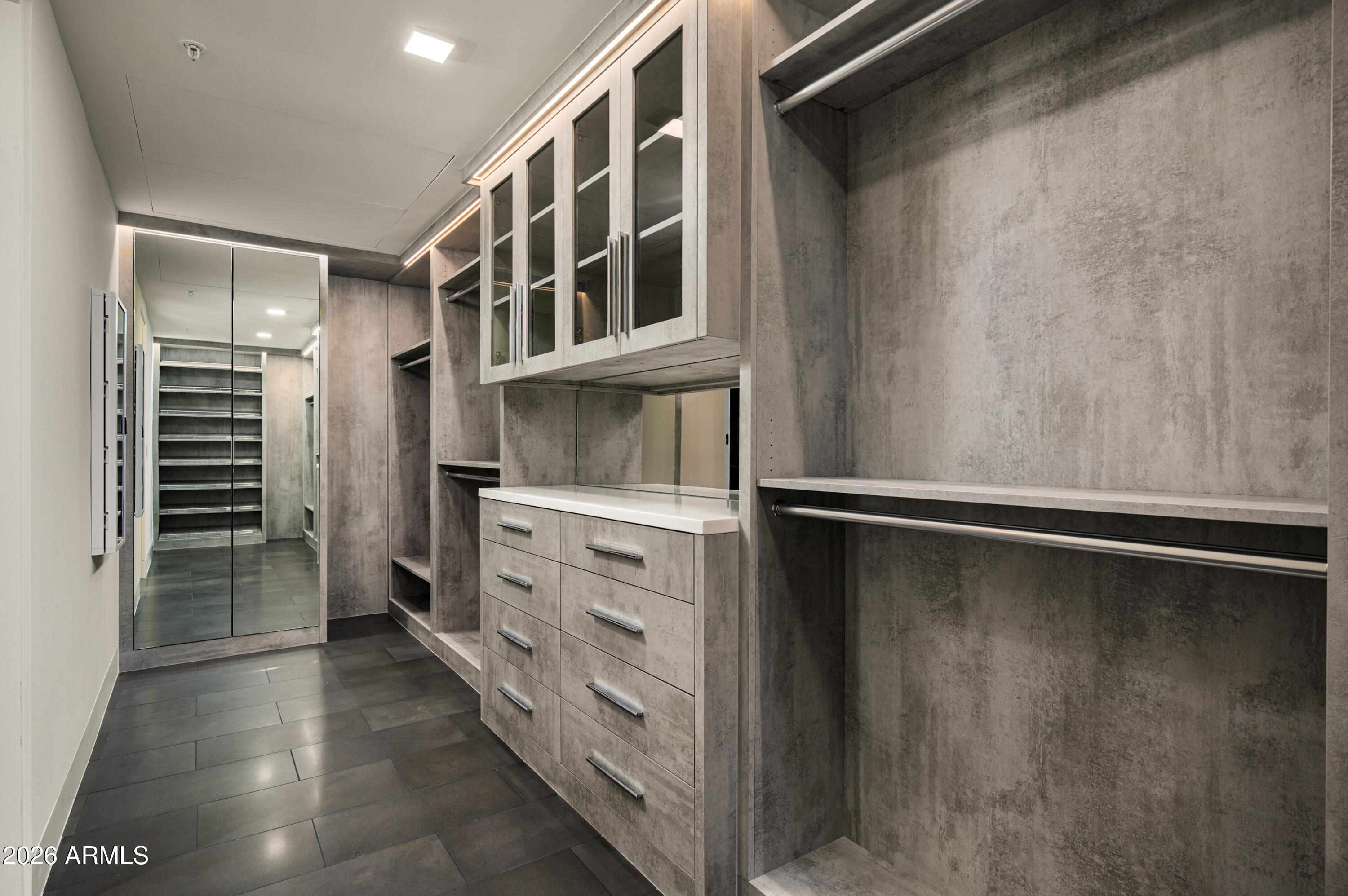 6587 N Palmeraie Boulevard 2002