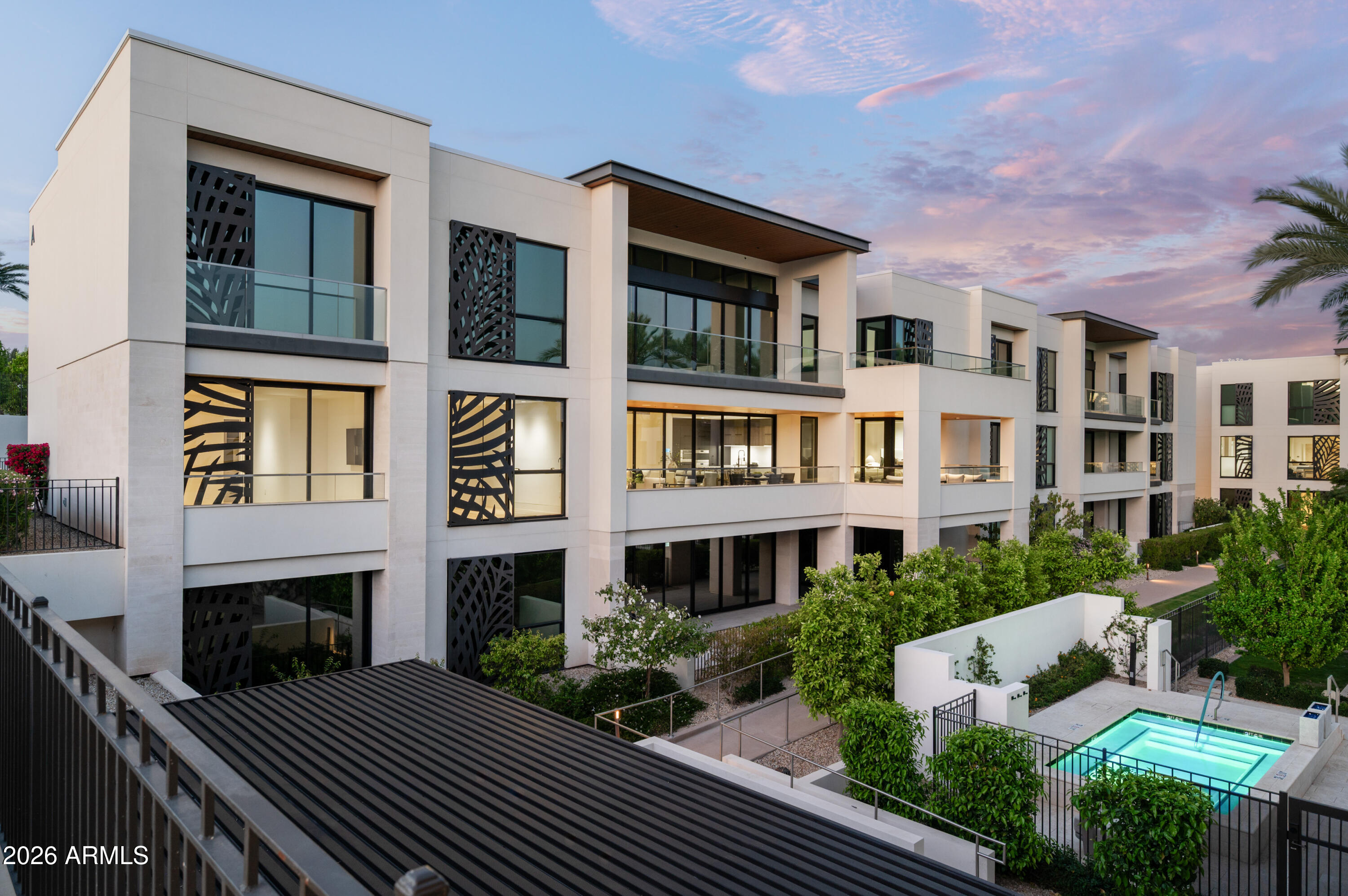 6587 N Palmeraie Boulevard 2002