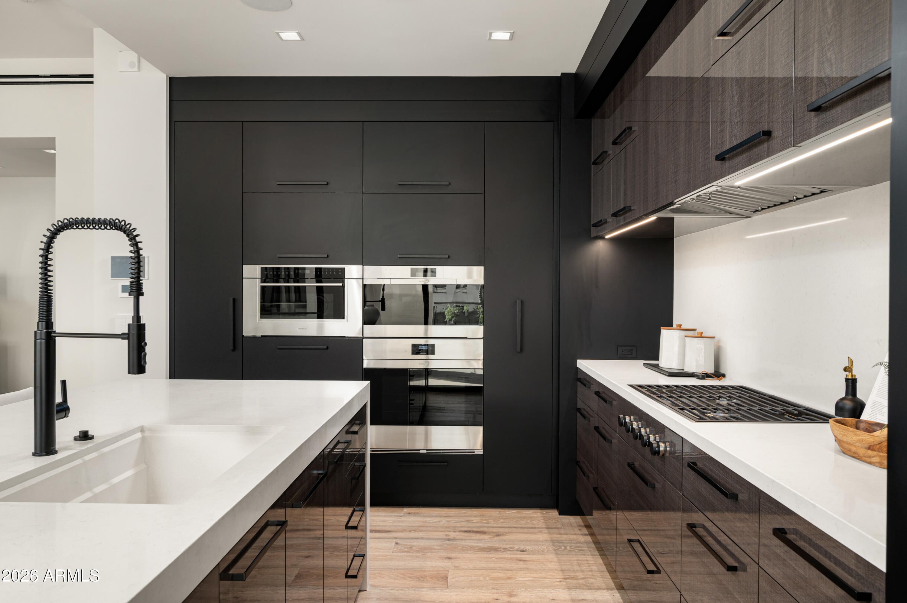 6587 N Palmeraie Boulevard 2002