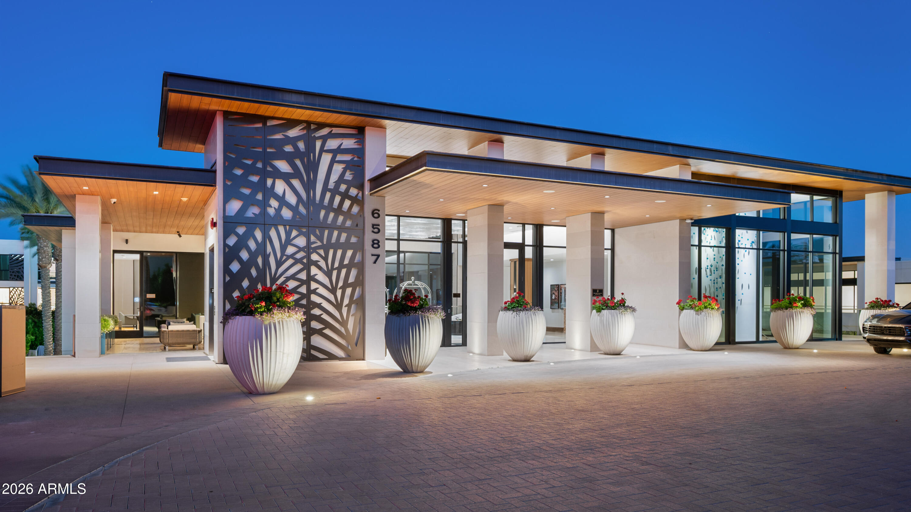 6587 N Palmeraie Boulevard 2002