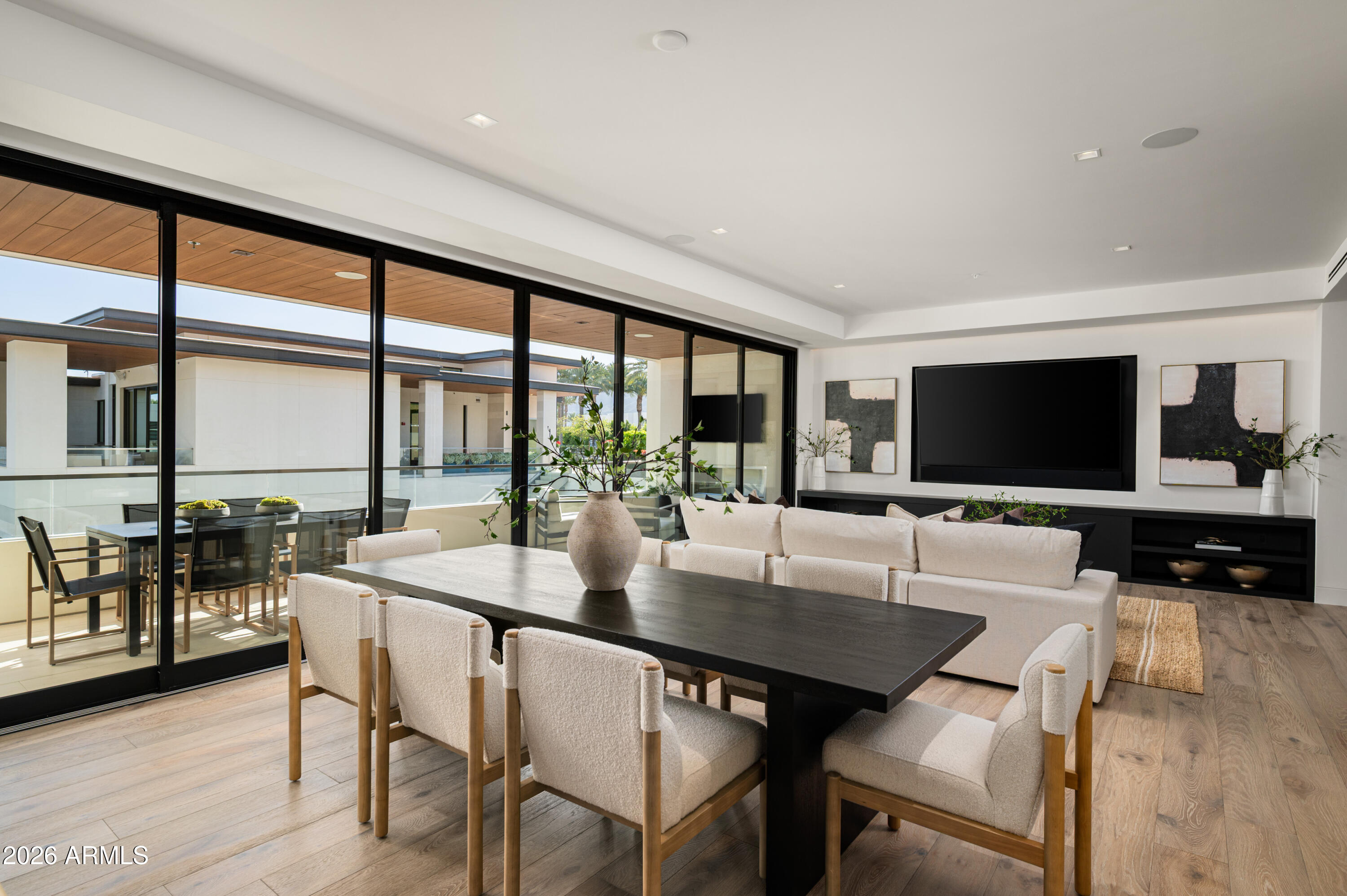 6587 N Palmeraie Boulevard 2002