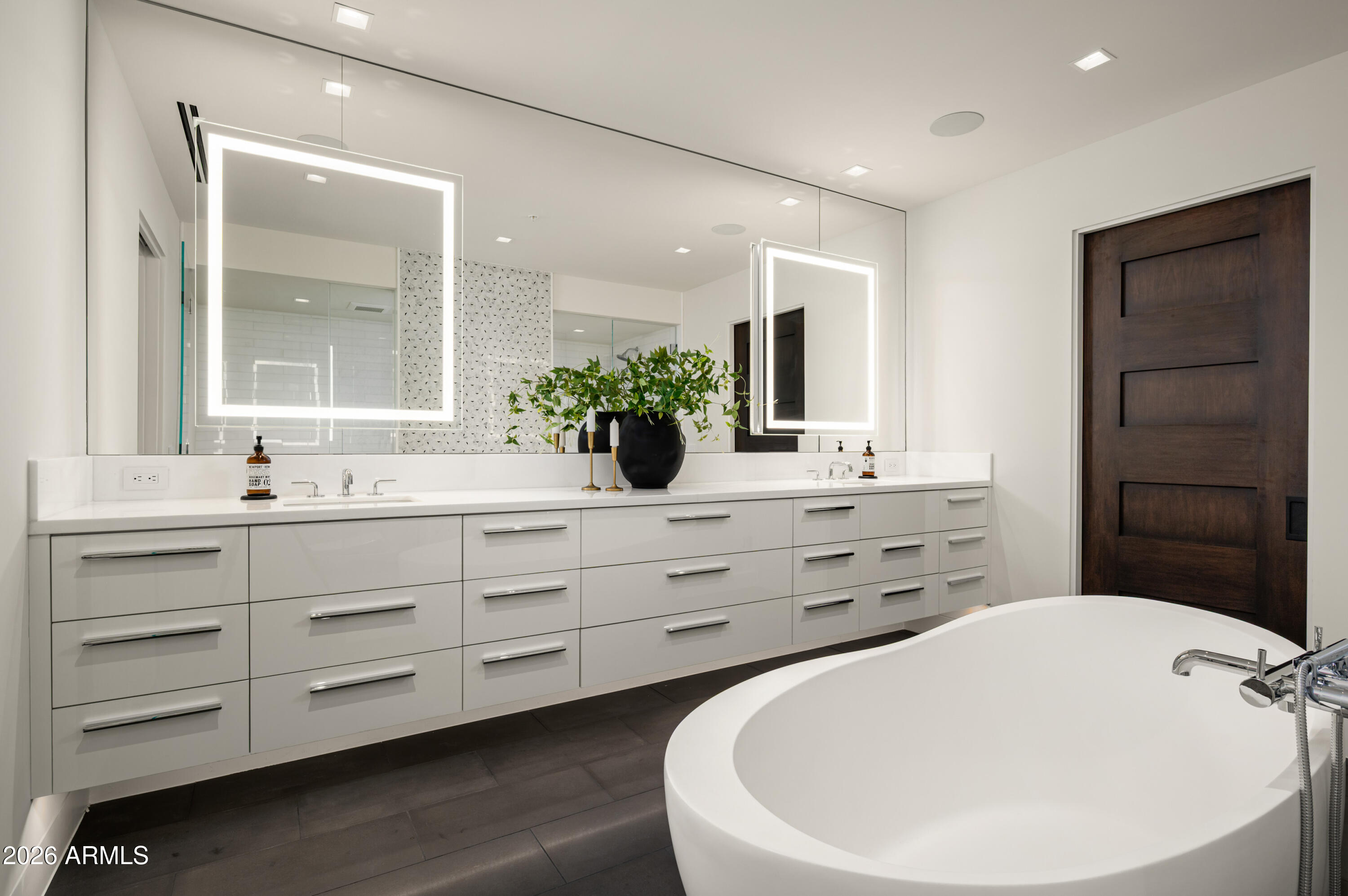 6587 N Palmeraie Boulevard 2002