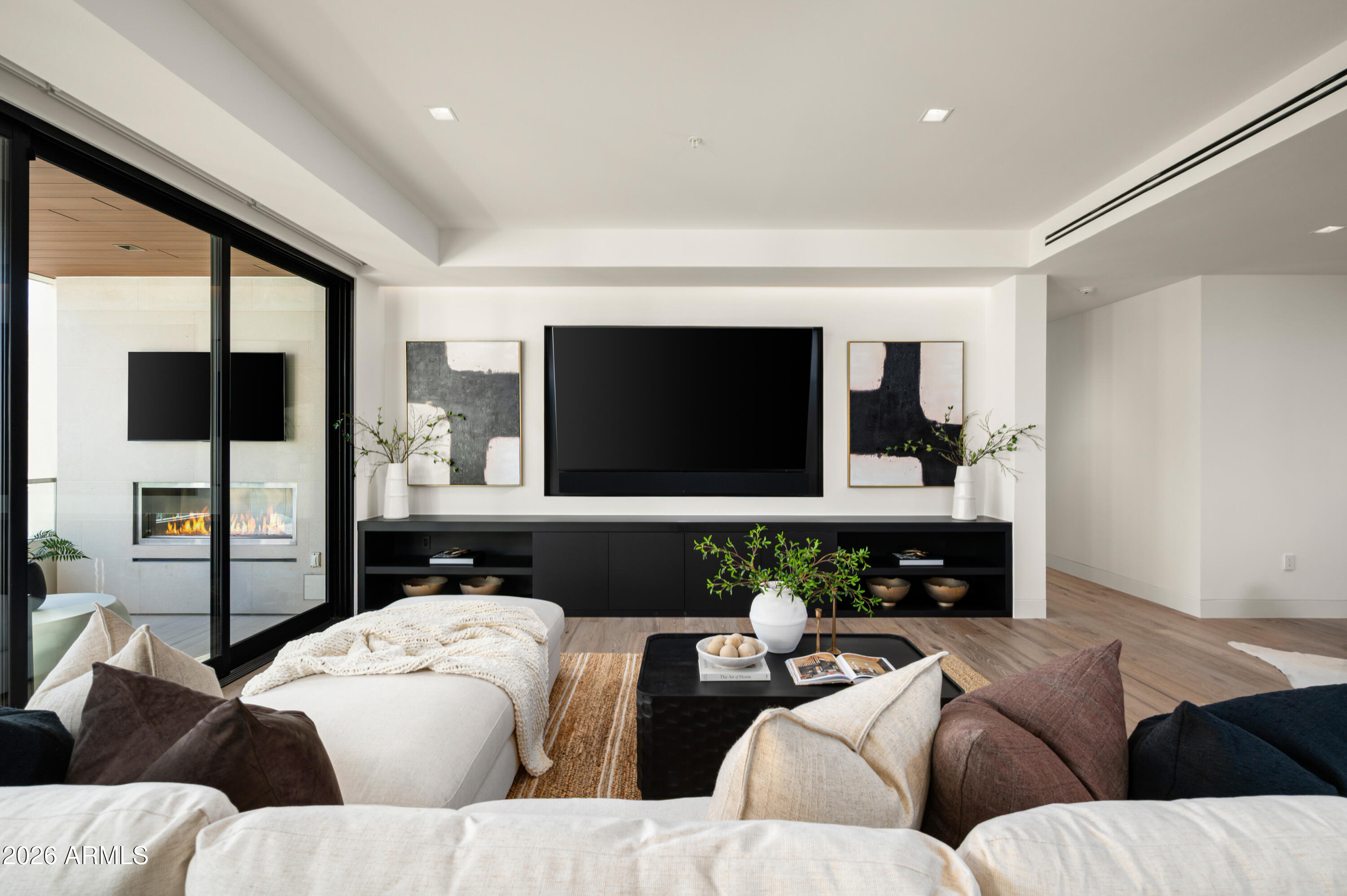 6587 N Palmeraie Boulevard 2002