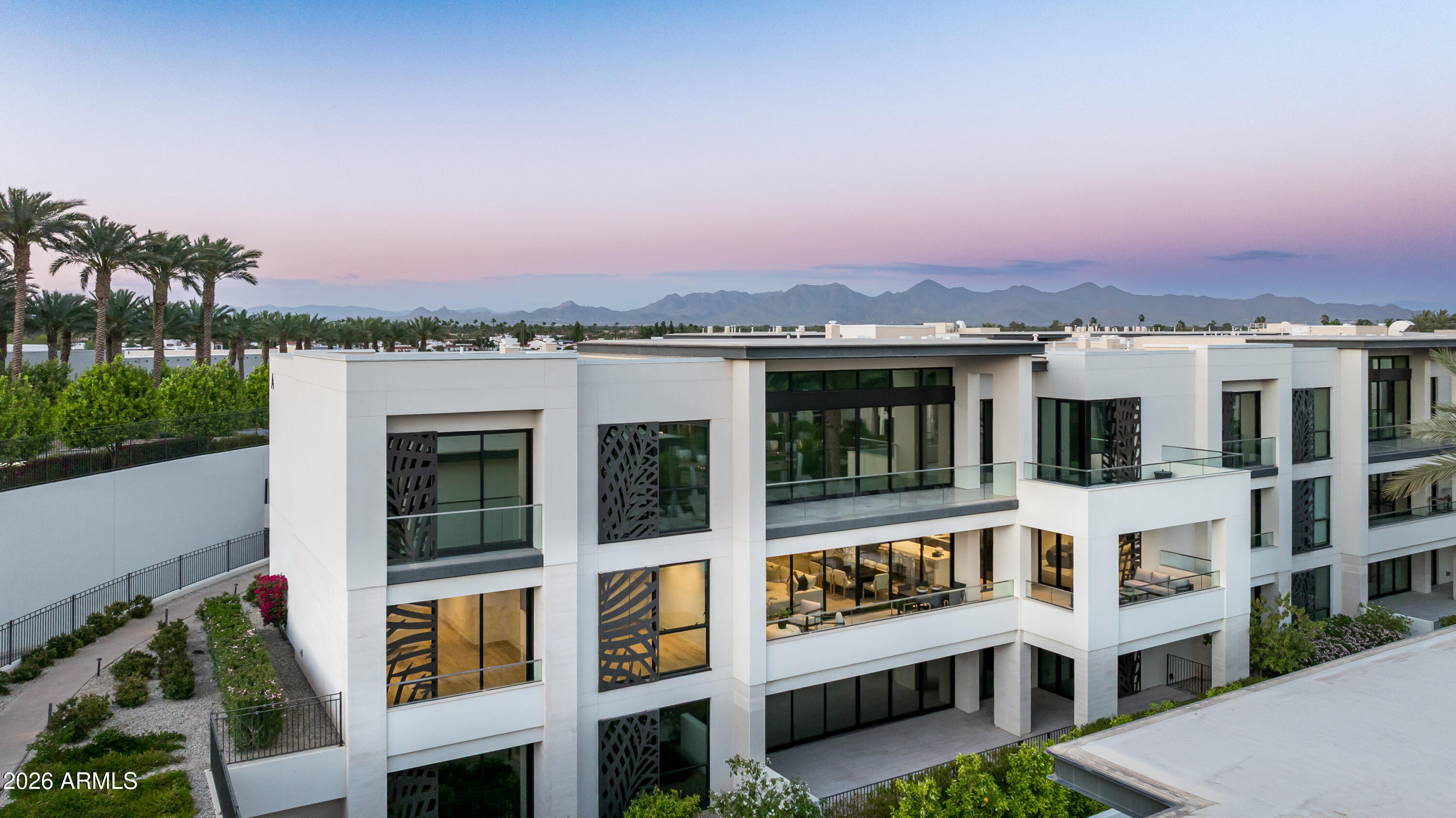 6587 N Palmeraie Boulevard 2002