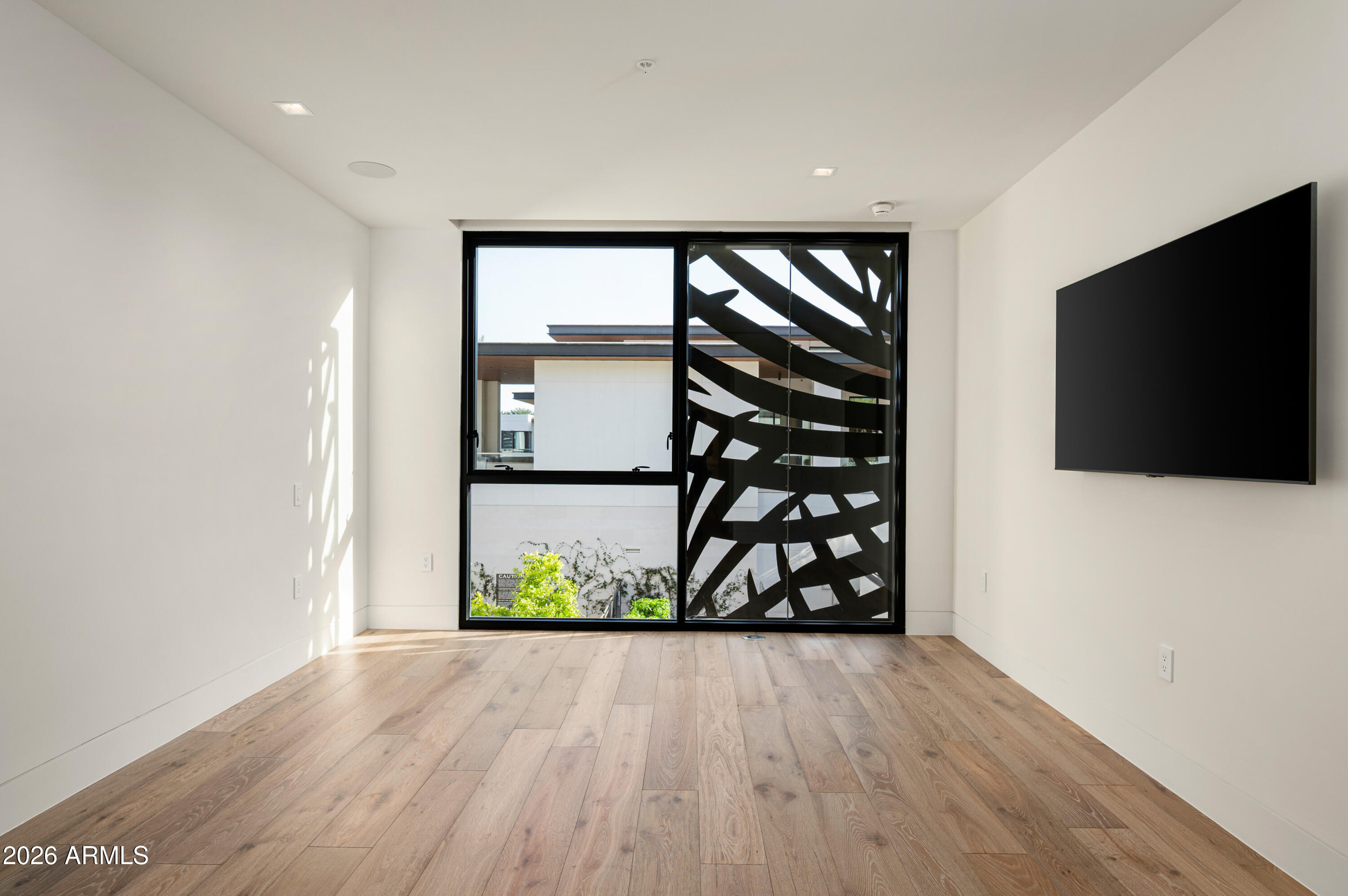 6587 N Palmeraie Boulevard 2002