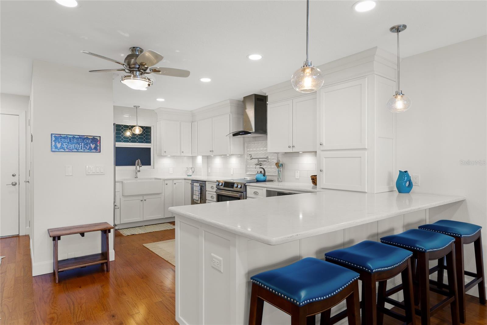 700 BEACH DR NE #607