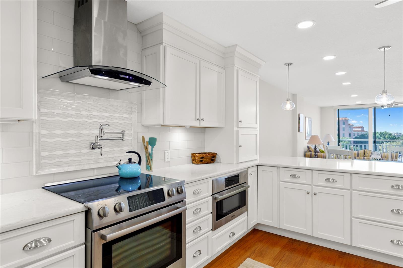 700 BEACH DR NE #607