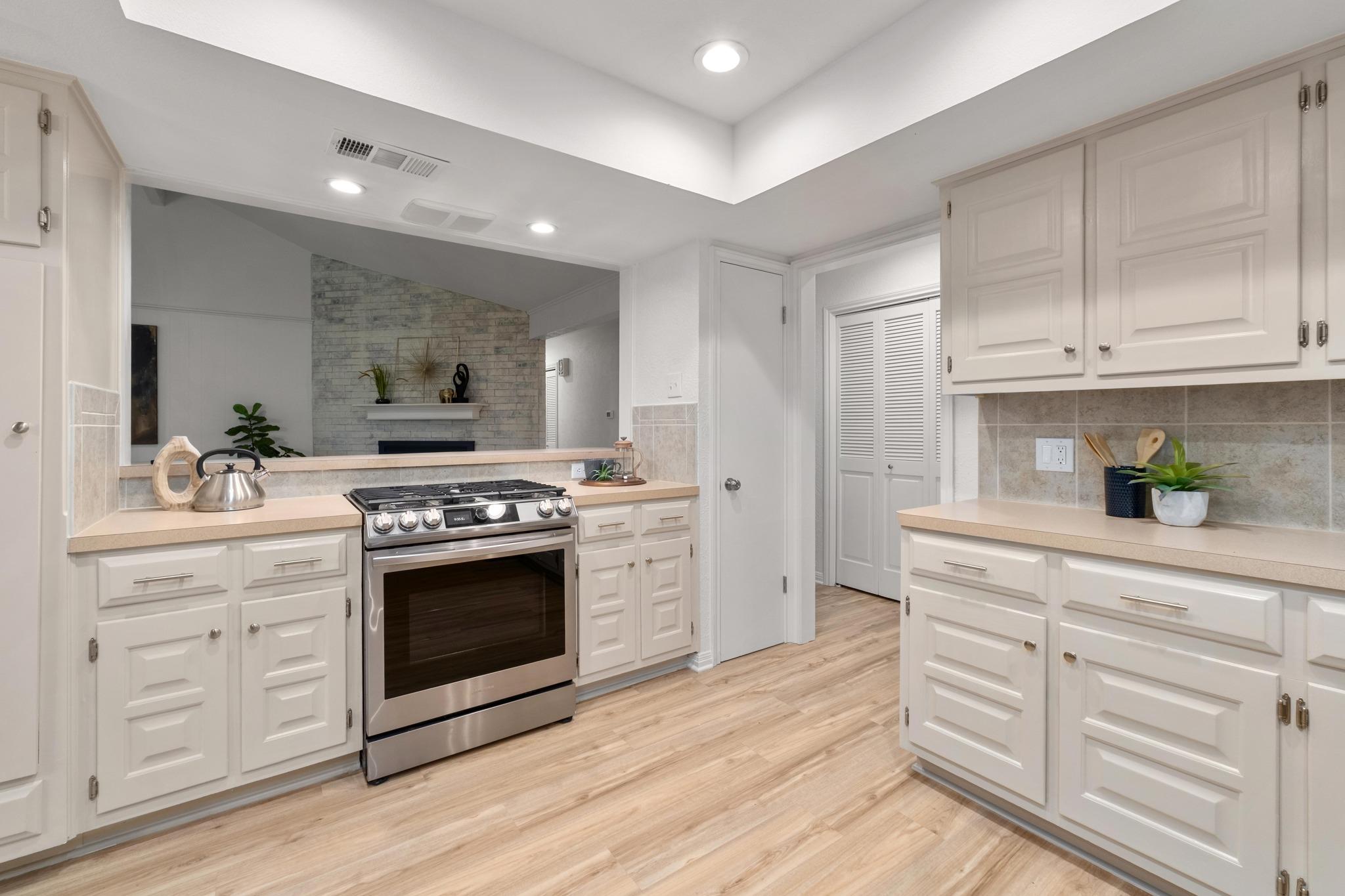 4805 Midoak CIR