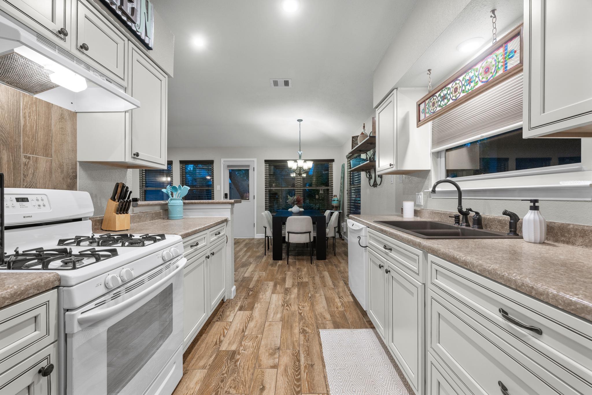 805 Angleton CV