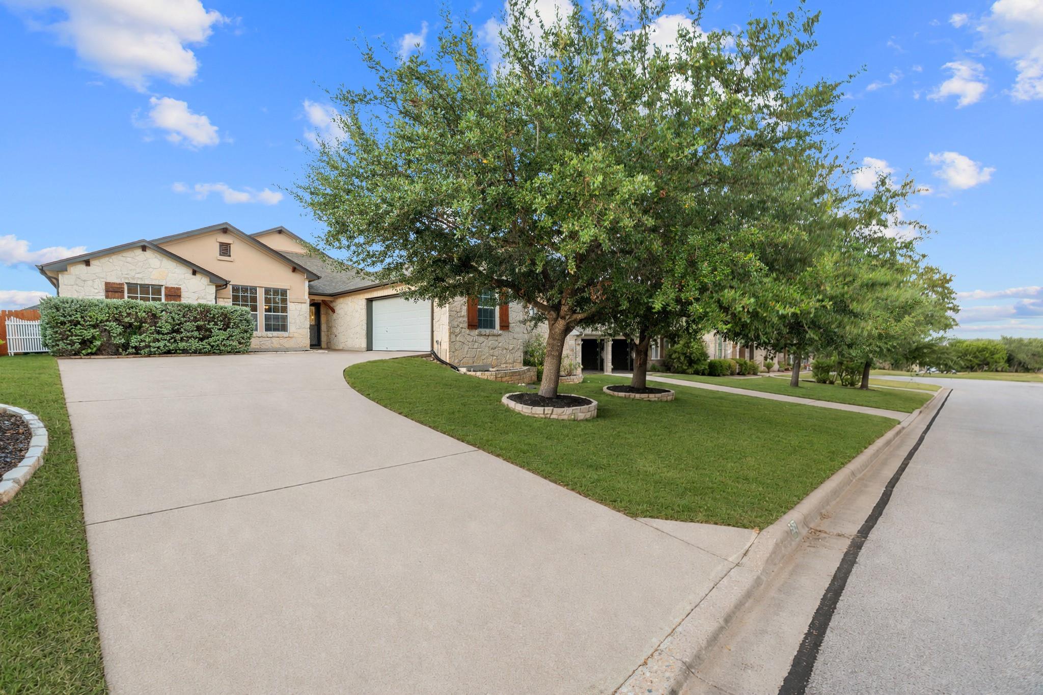 545 Manchester LN