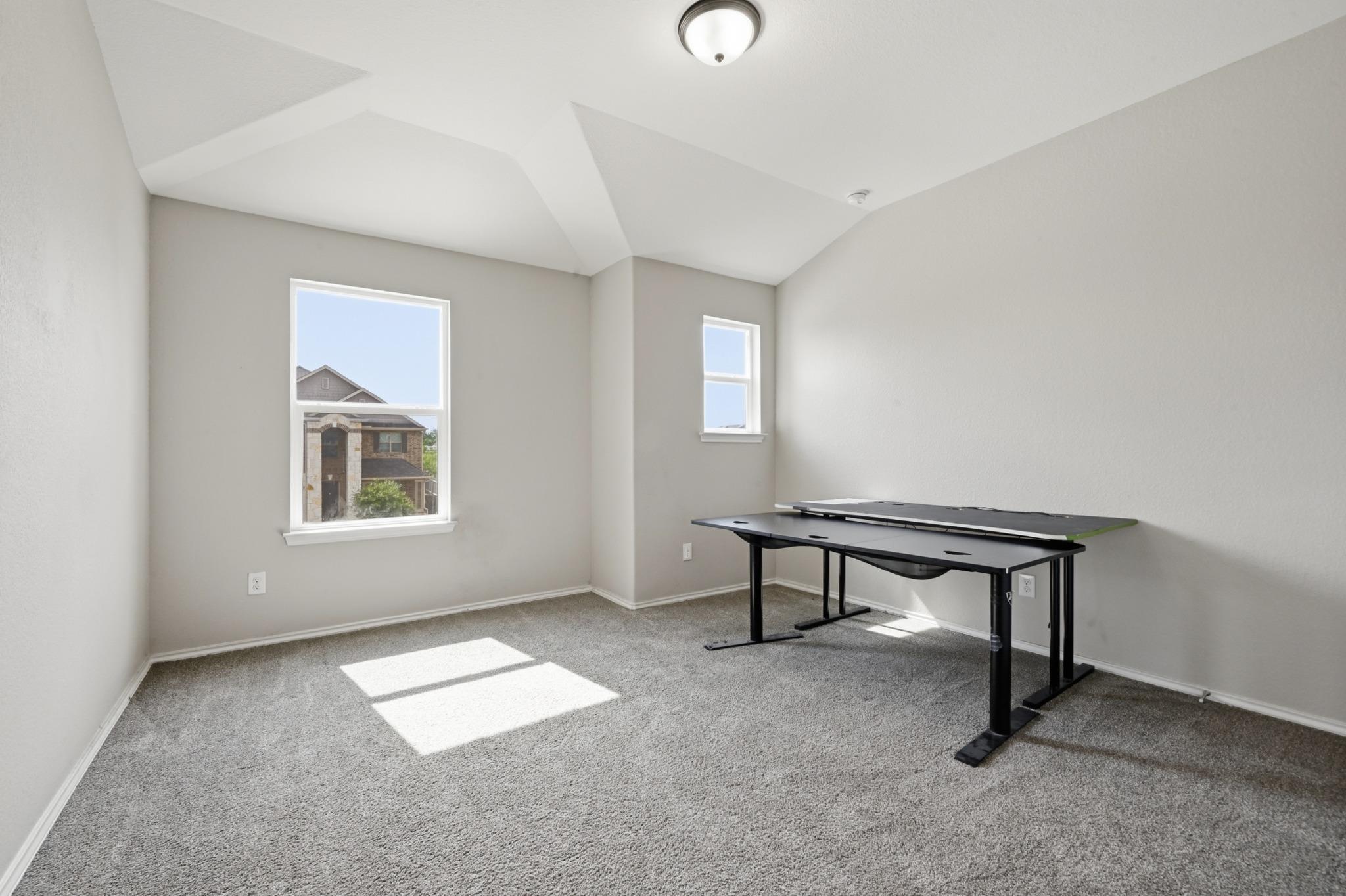 231 Maroon LN