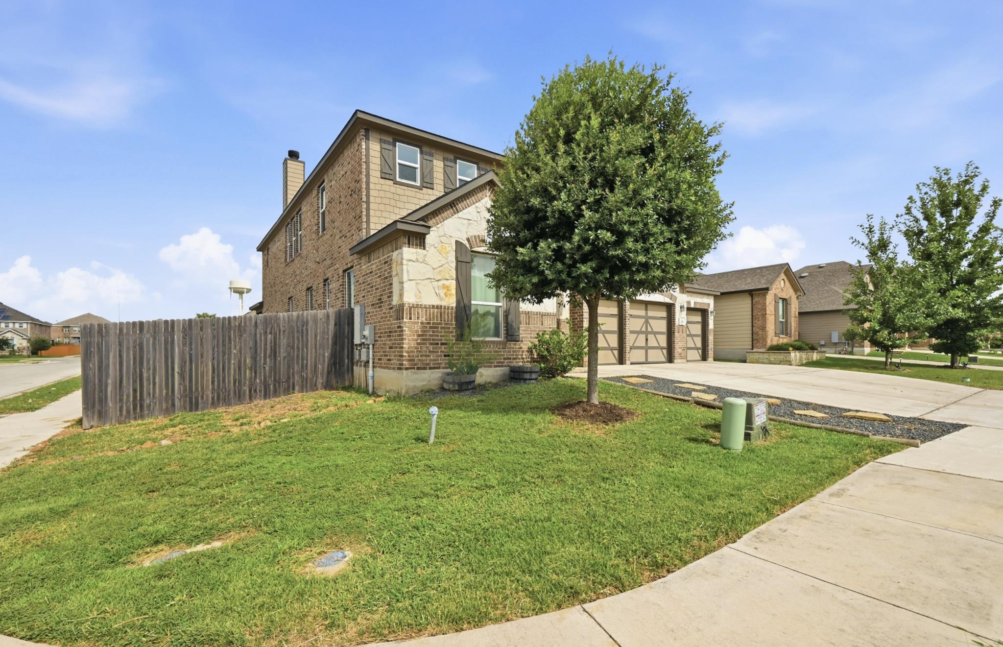 231 Maroon LN