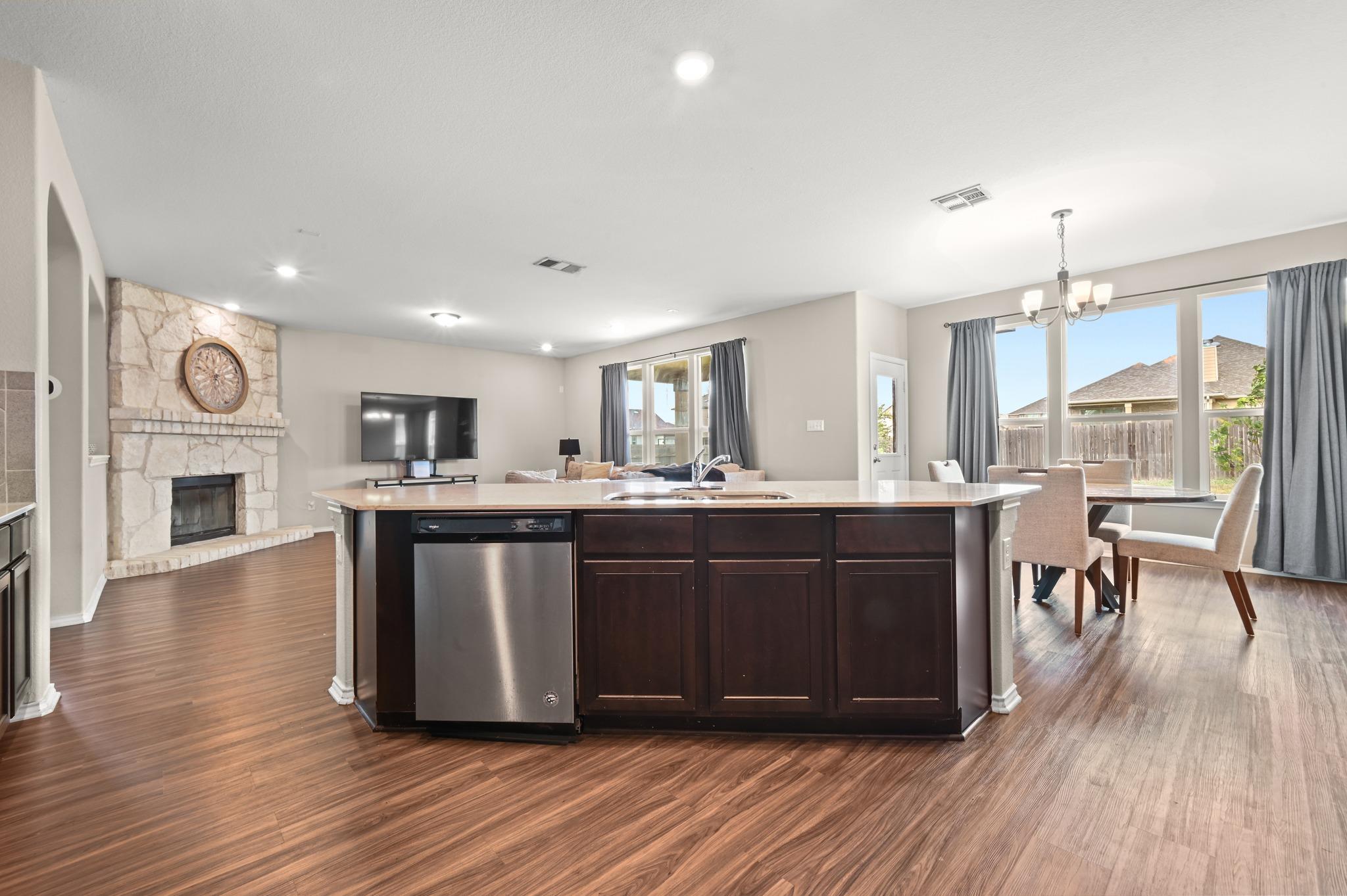 231 Maroon LN