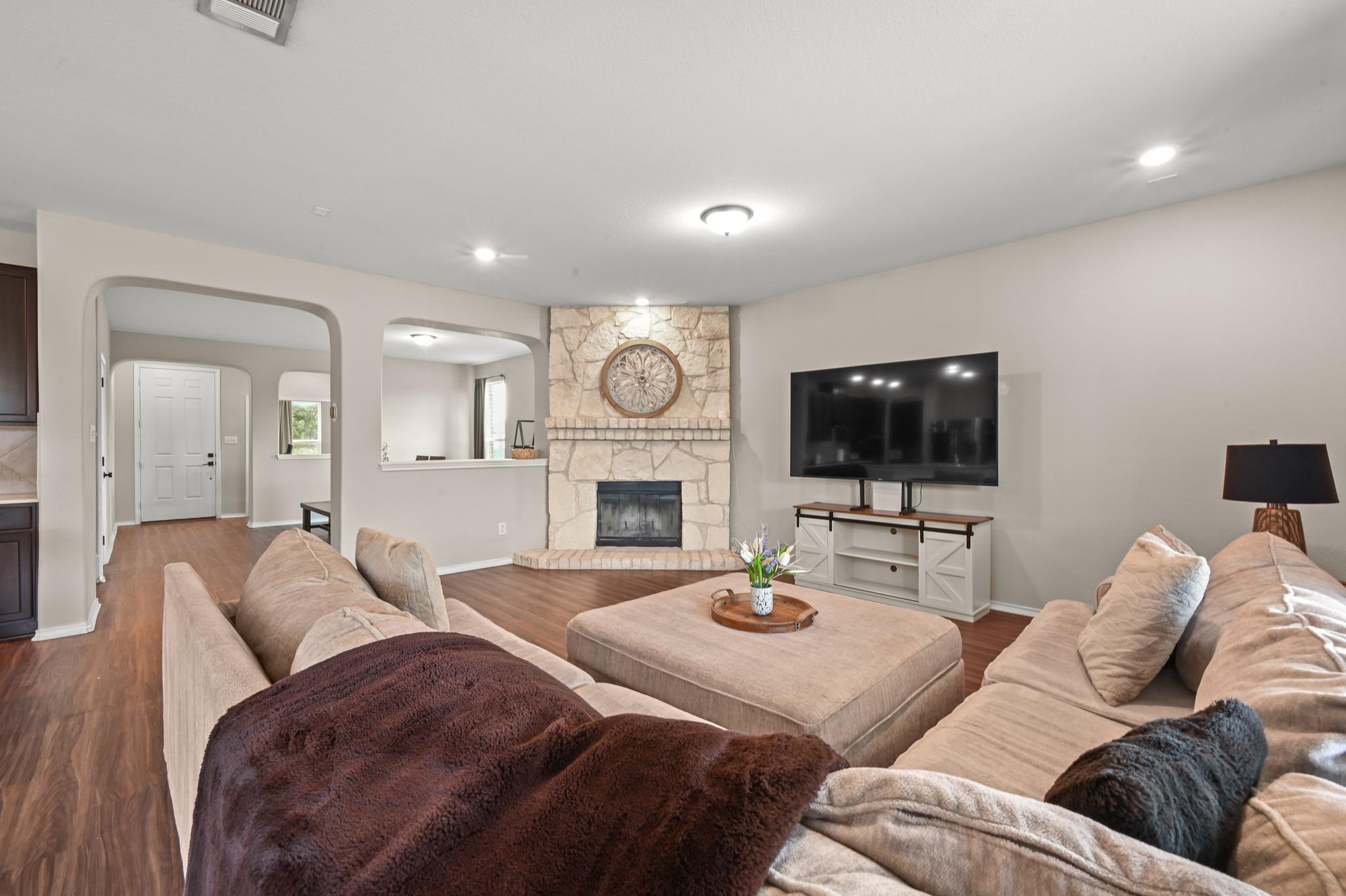 231 Maroon LN