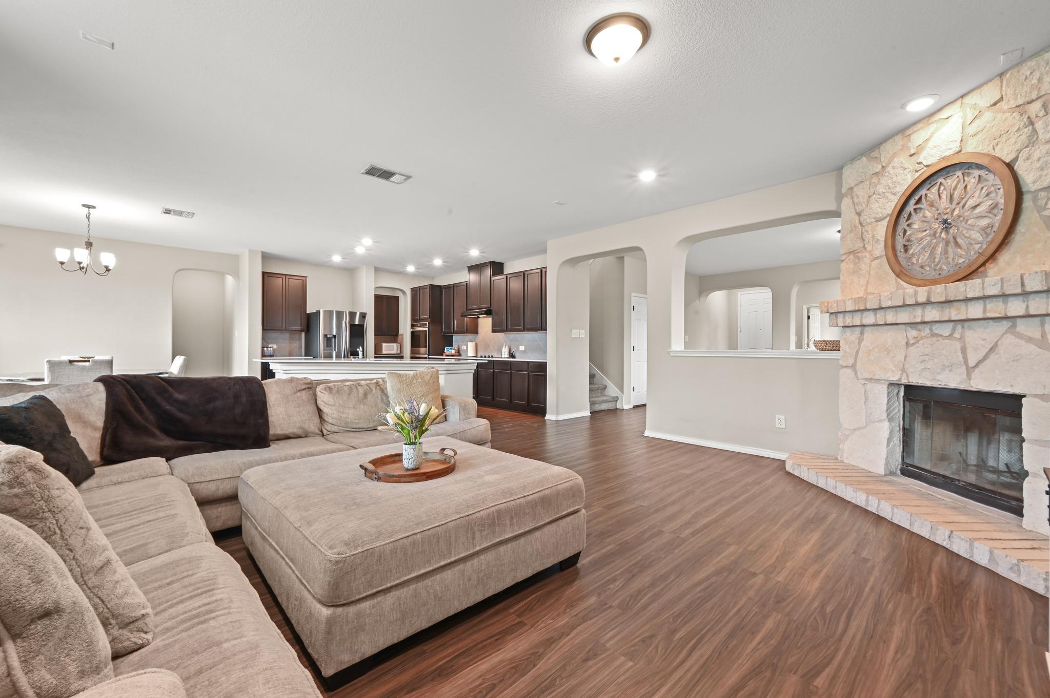 231 Maroon LN