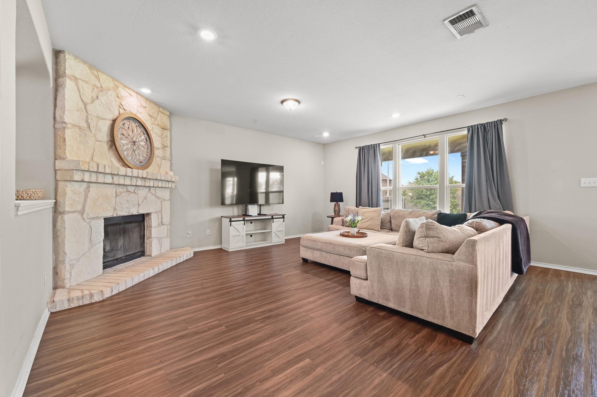 231 Maroon LN