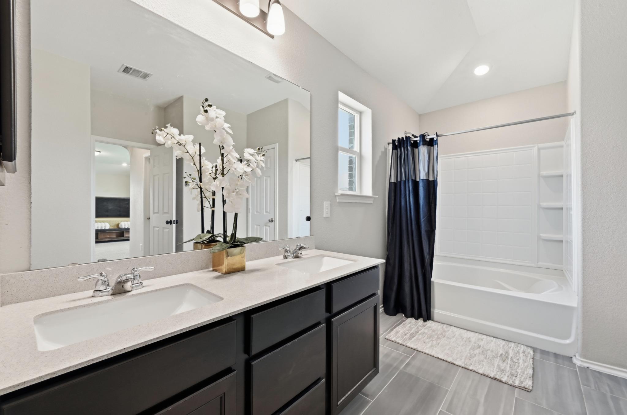 231 Maroon LN
