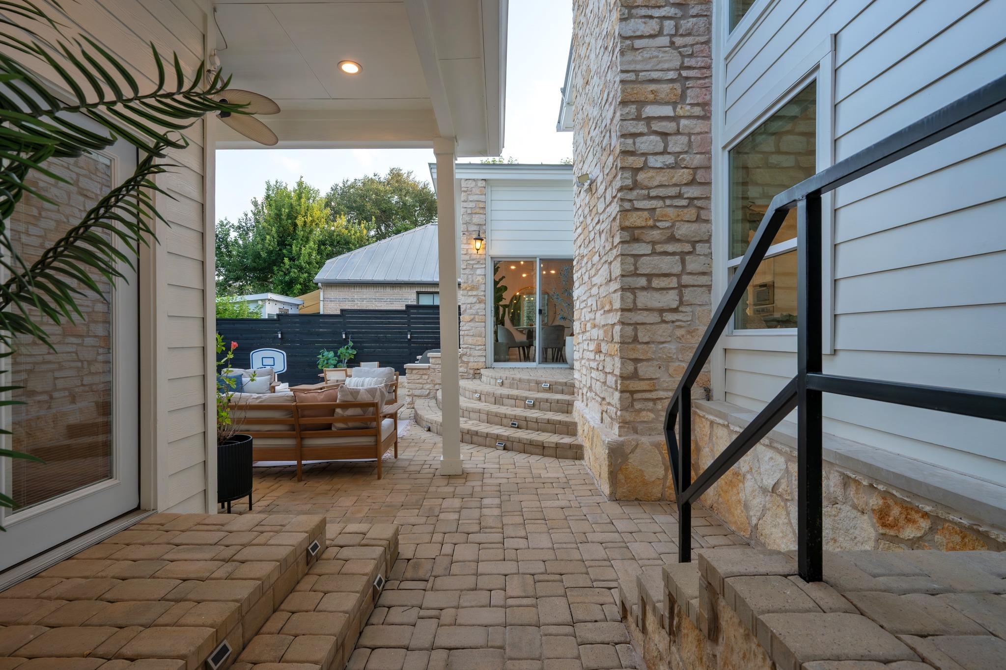 1813 Crooked LN