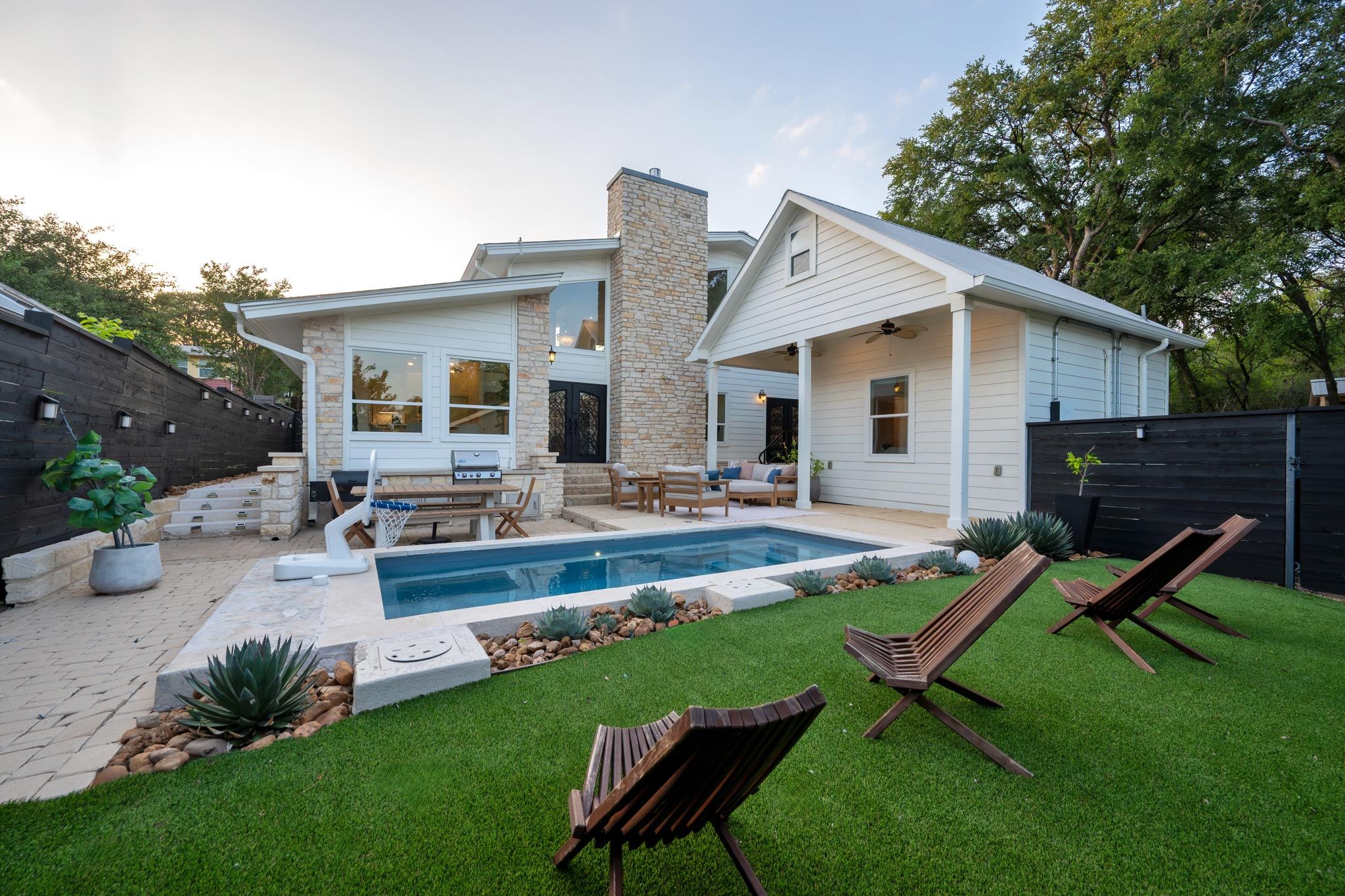 1813 Crooked LN