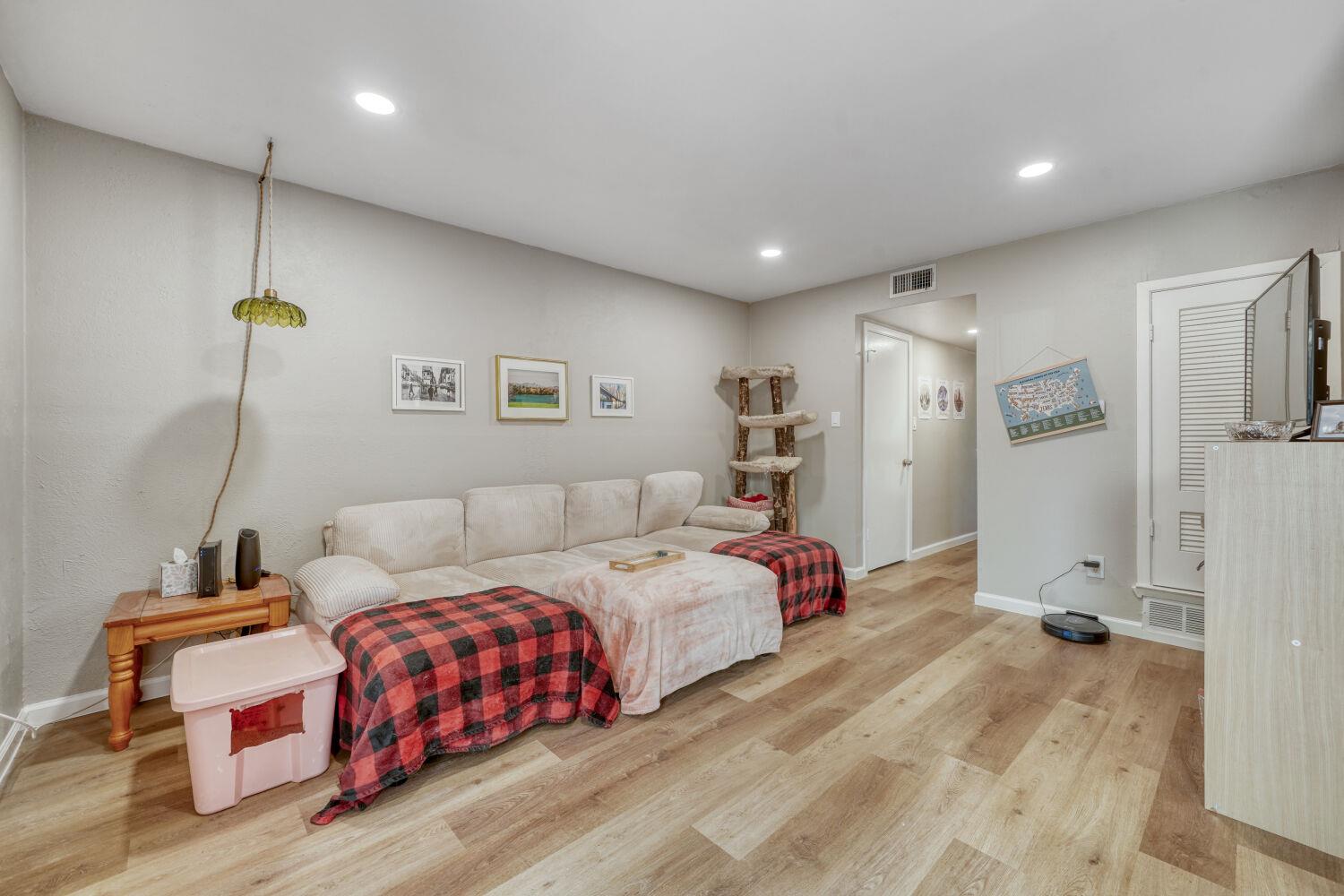 819 Sahara Ave