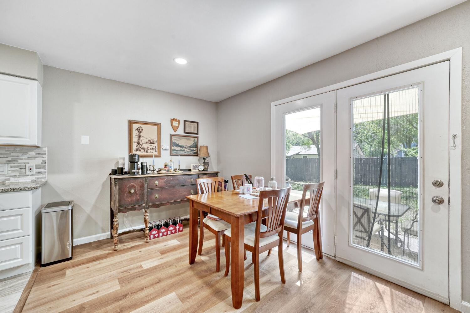 819 Sahara Ave