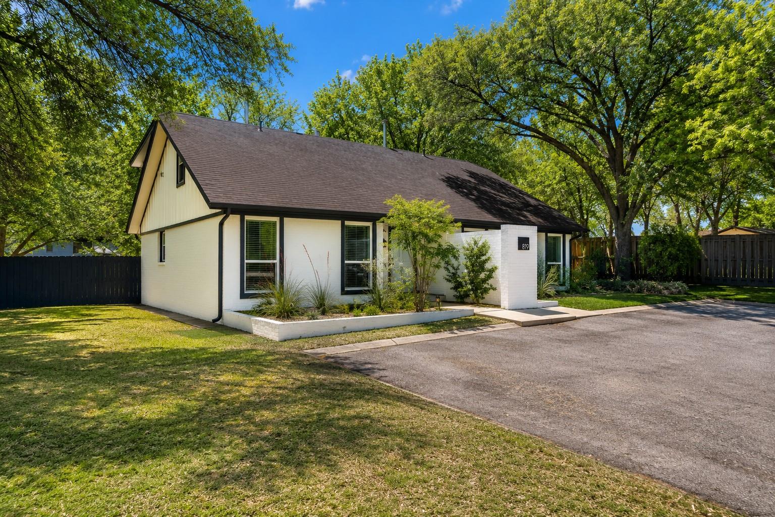 819 Sahara Ave
