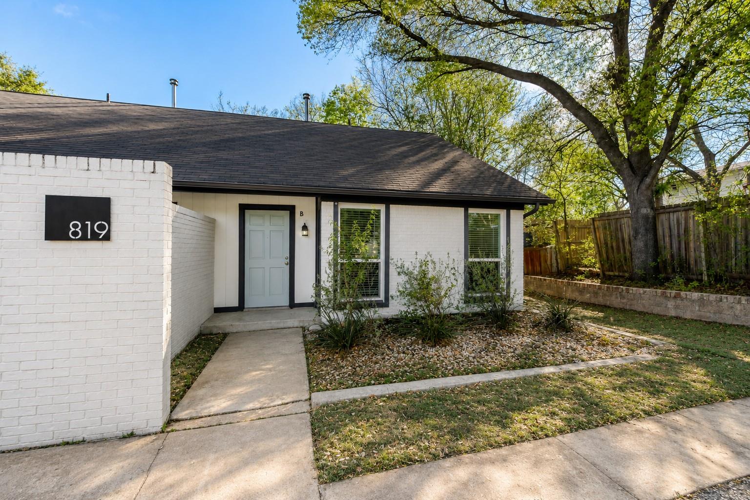 819 Sahara Ave