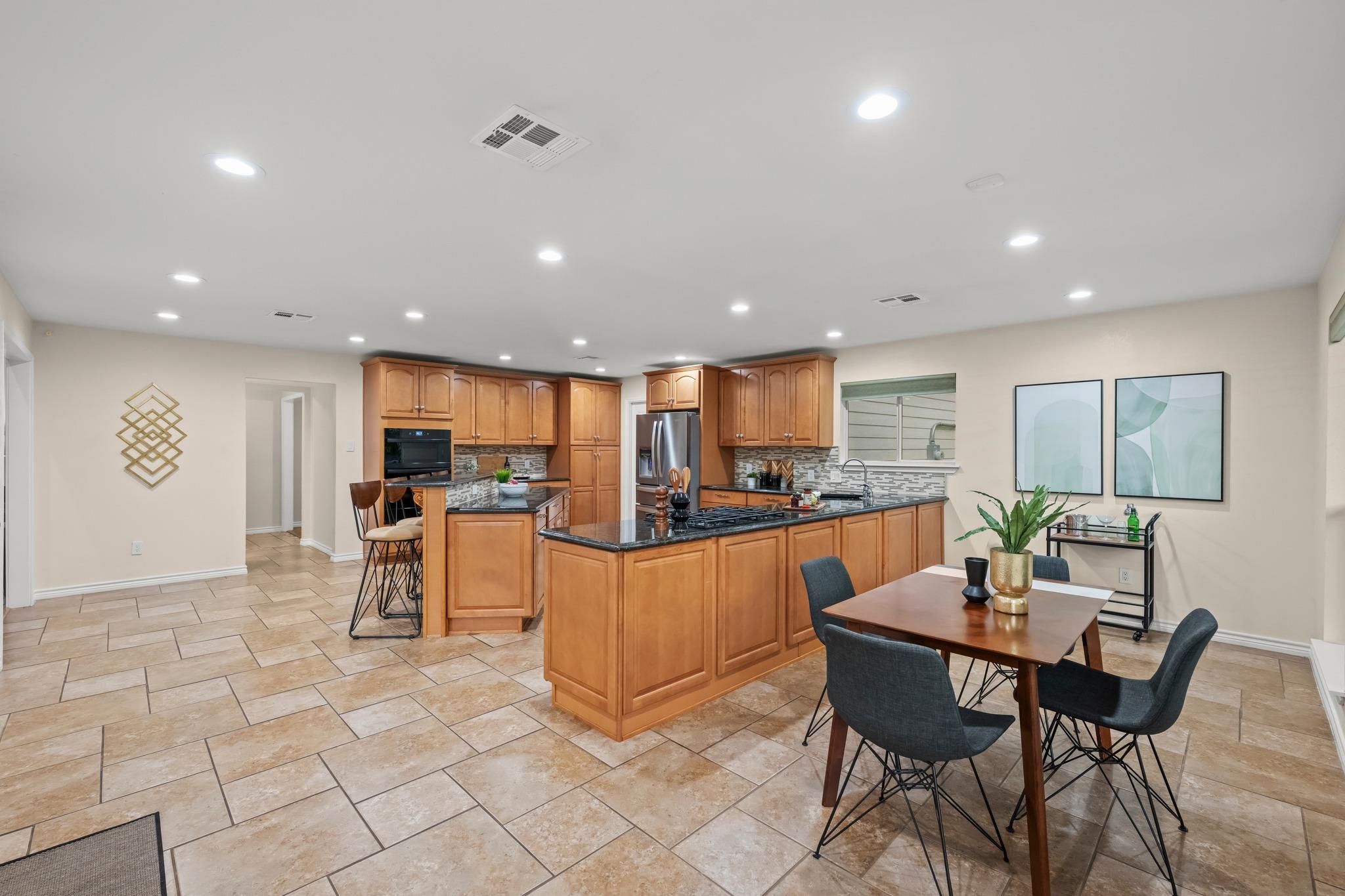 1904 Oakridge DR