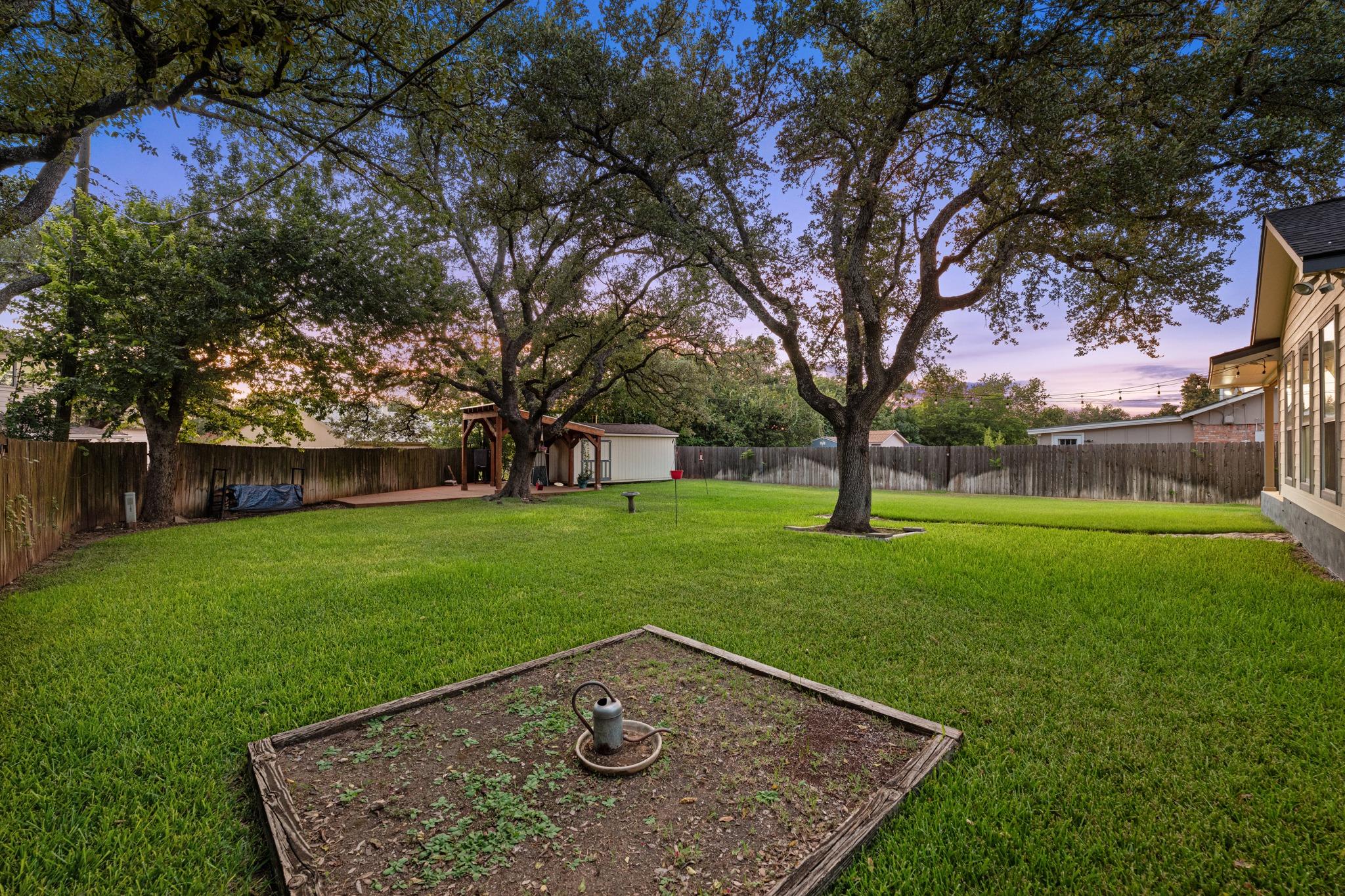 1904 Oakridge DR