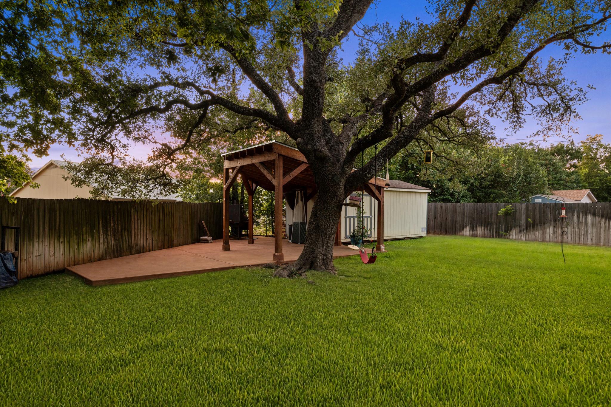 1904 Oakridge DR