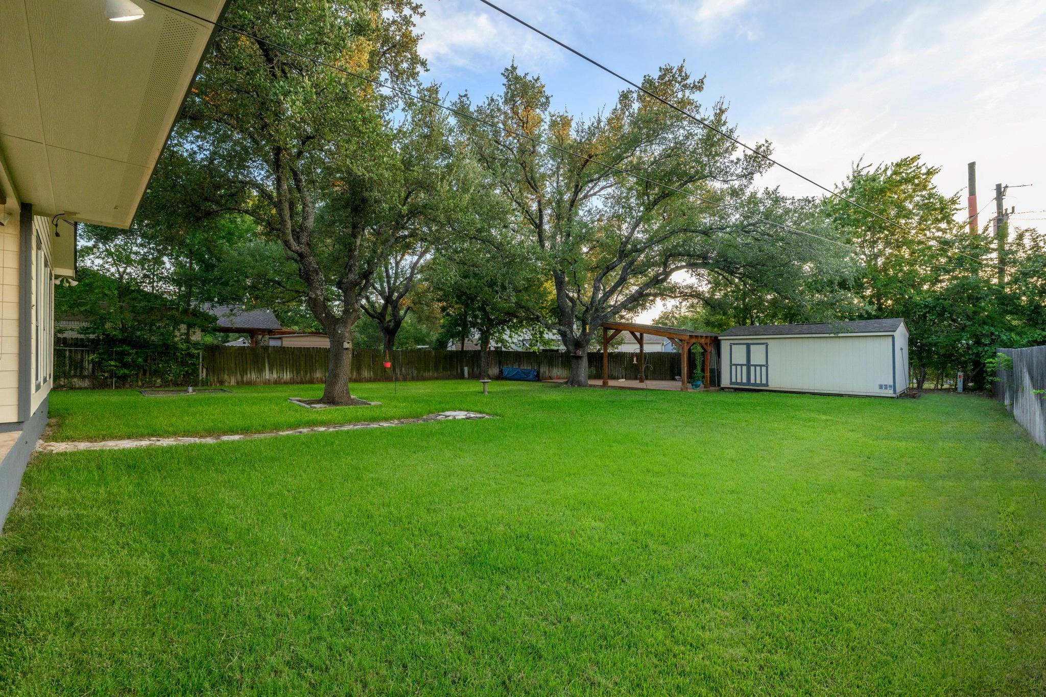 1904 Oakridge DR