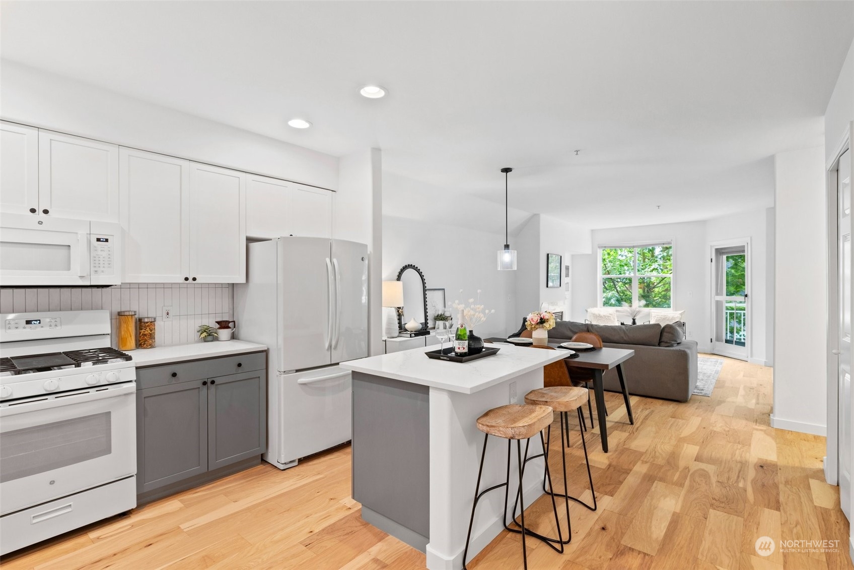 4722 12th Avenue NE Unit: 202